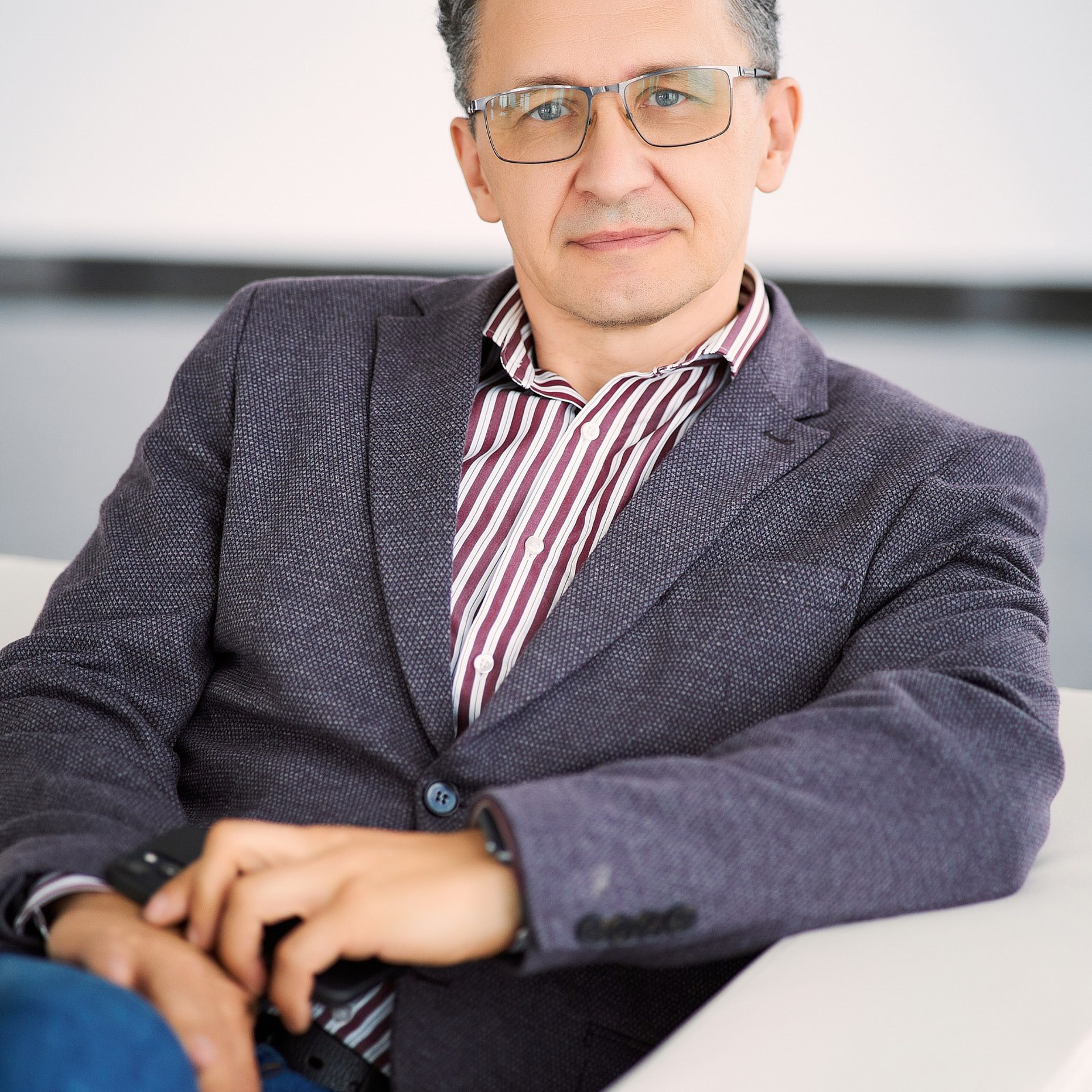 Группа компаний Априори (Портреты на белом фоне и в интерьерах + командные фото). Профессиональный фотограф в Екатеринбурге Константин Зарипов