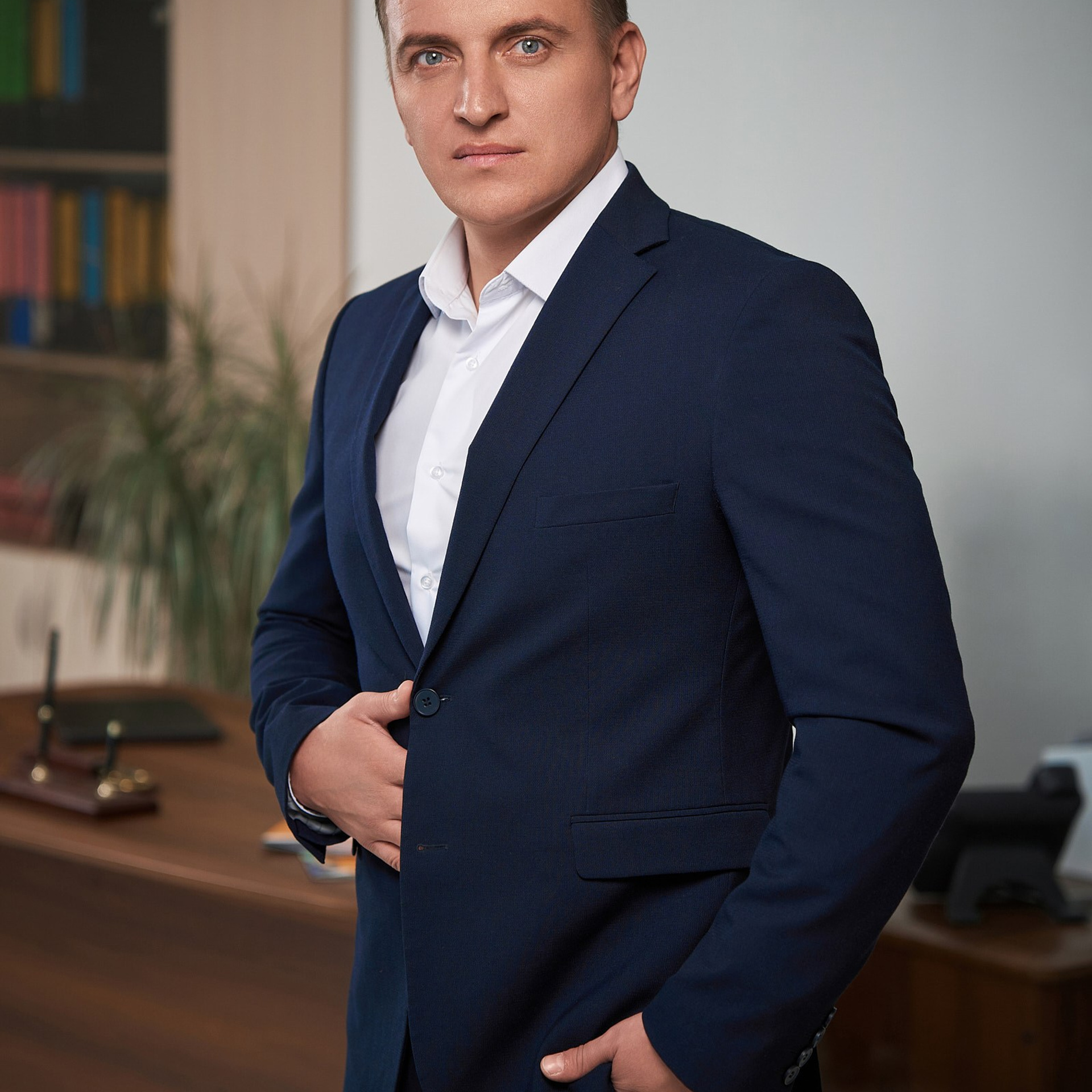 Портрет руководителя для печатных изданий (в интерьерах офиса). Профессиональный фотограф в Екатеринбурге Константин Зарипов