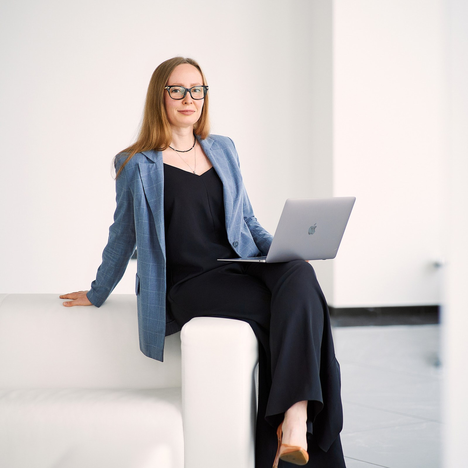 Группа компаний Априори (Портреты на белом фоне и в интерьерах + командные фото). Профессиональный фотограф в Екатеринбурге Константин Зарипов