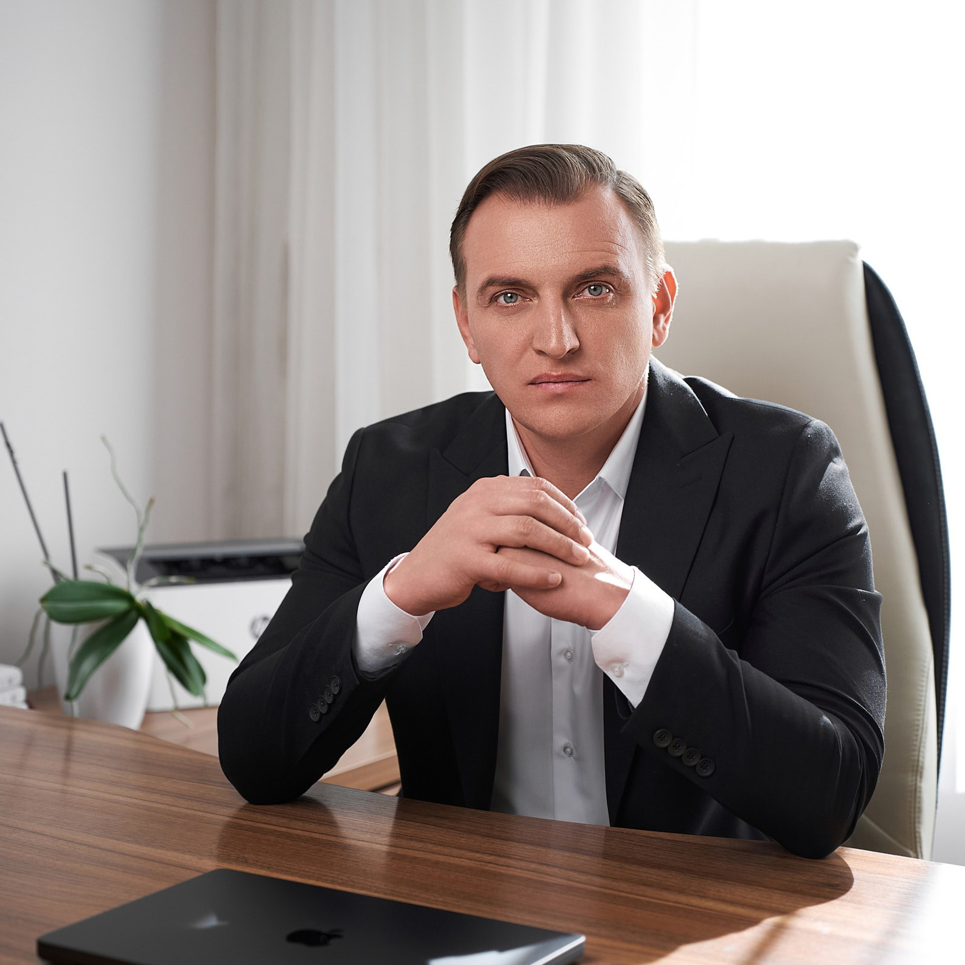 Портрет руководителя для печатных изданий (в интерьерах офиса). Профессиональный фотограф в Екатеринбурге Константин Зарипов