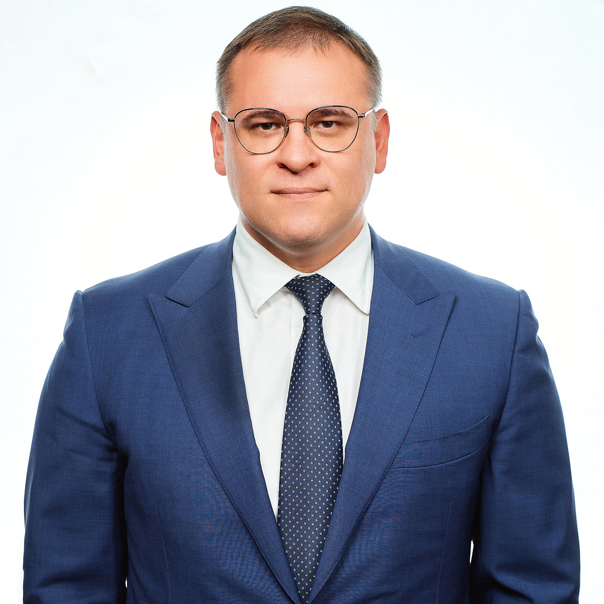 Группа компаний Априори (Портреты на белом фоне и в интерьерах + командные фото)