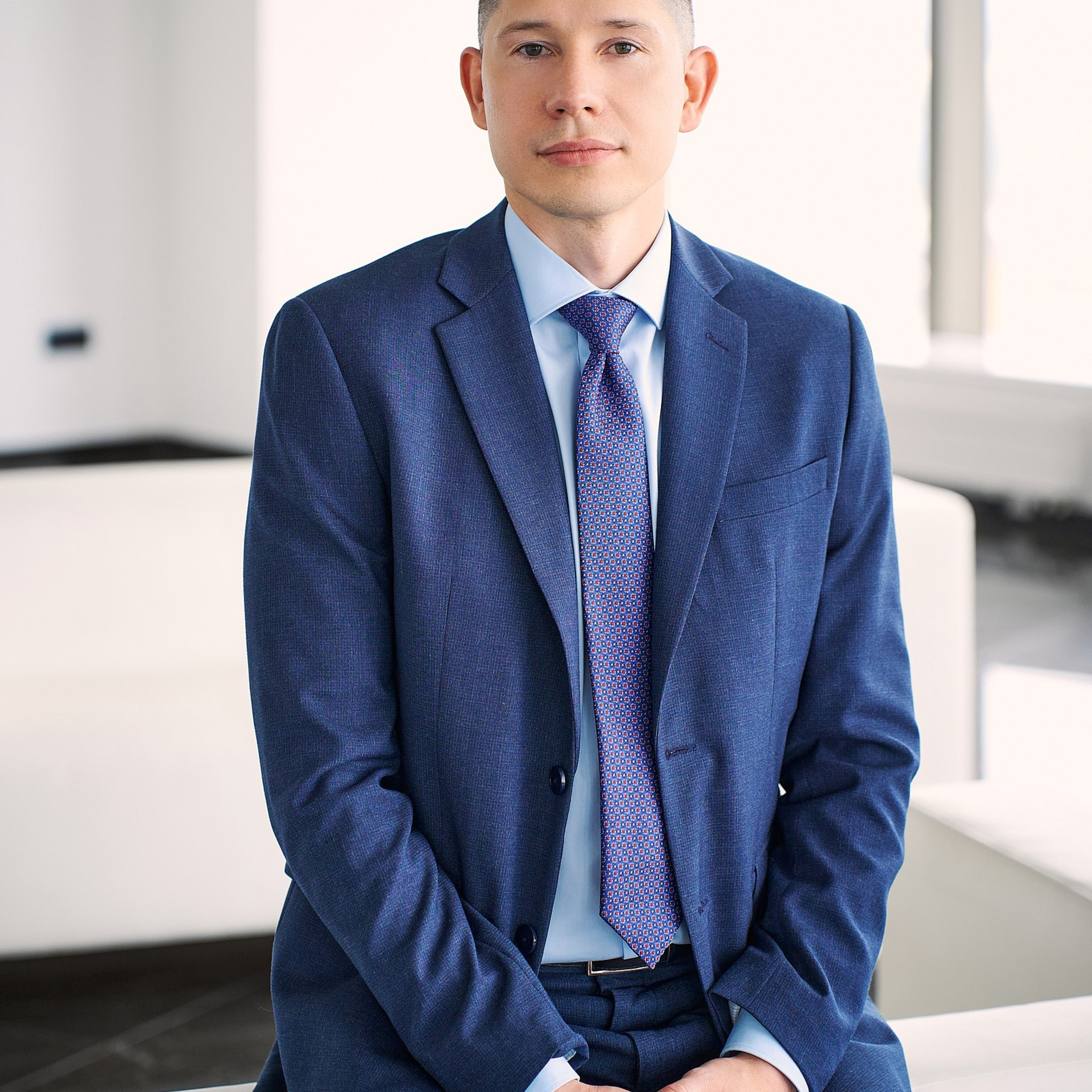 Группа компаний Априори (Портреты на белом фоне и в интерьерах + командные фото). Профессиональный фотограф в Екатеринбурге Константин Зарипов