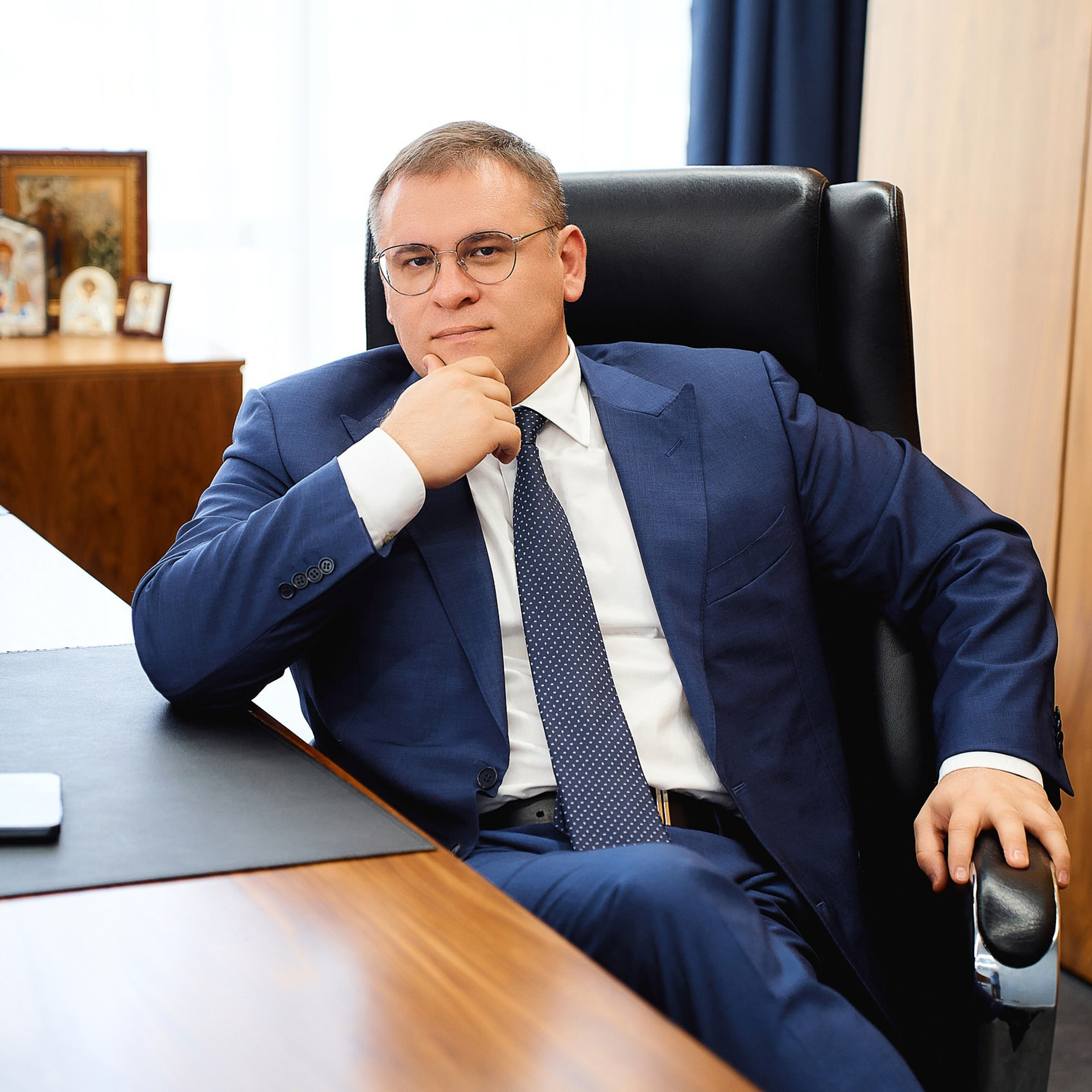 Группа компаний Априори (Портреты на белом фоне и в интерьерах + командные фото). Профессиональный фотограф в Екатеринбурге Константин Зарипов