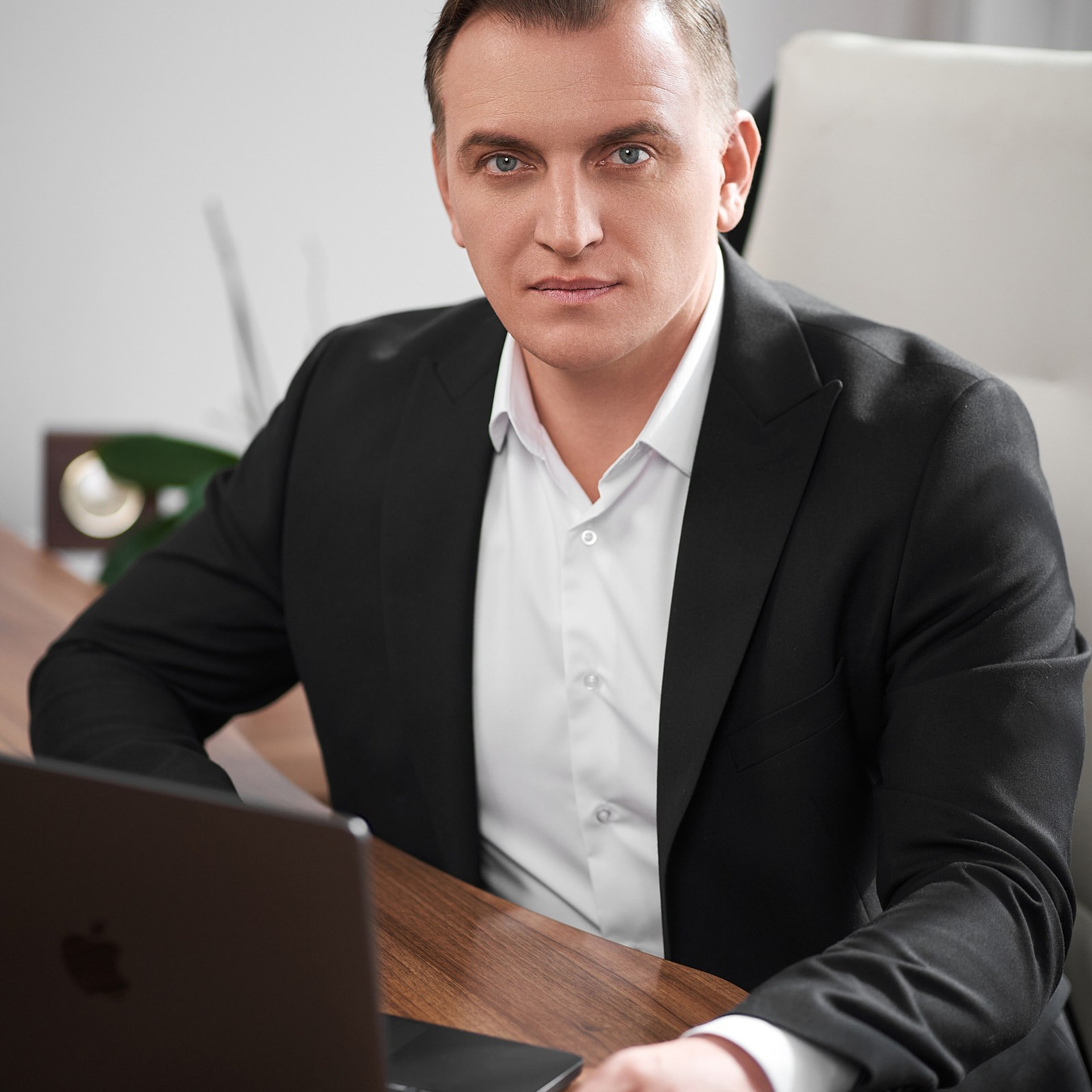 Портрет руководителя для печатных изданий (в интерьерах офиса). Профессиональный фотограф в Екатеринбурге Константин Зарипов