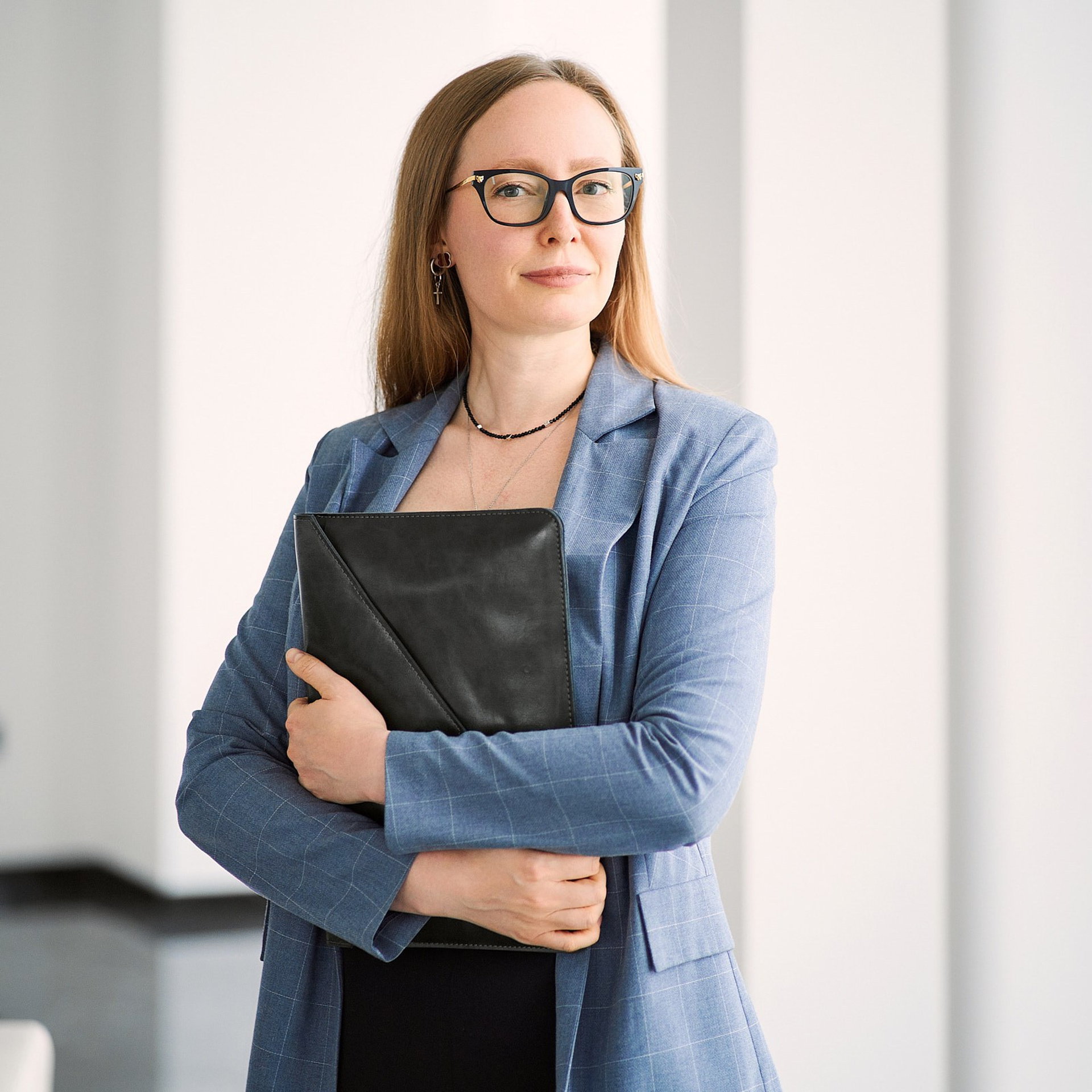 Группа компаний Априори (Портреты на белом фоне и в интерьерах + командные фото). Профессиональный фотограф в Екатеринбурге Константин Зарипов