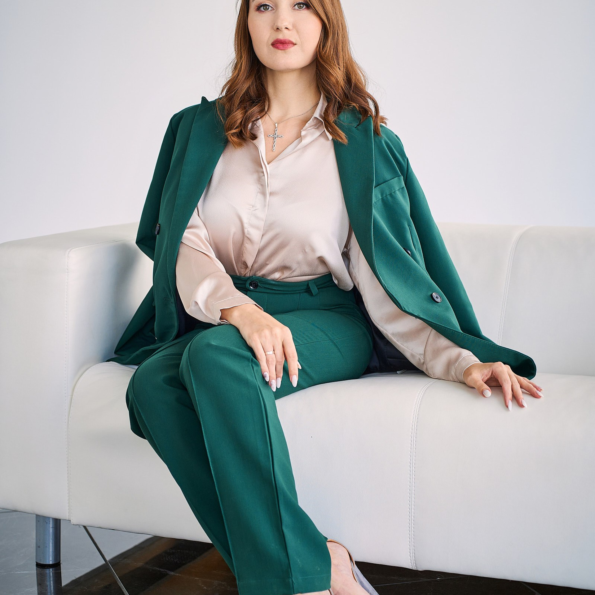 Группа компаний Априори (Портреты на белом фоне и в интерьерах + командные фото). Профессиональный фотограф в Екатеринбурге Константин Зарипов