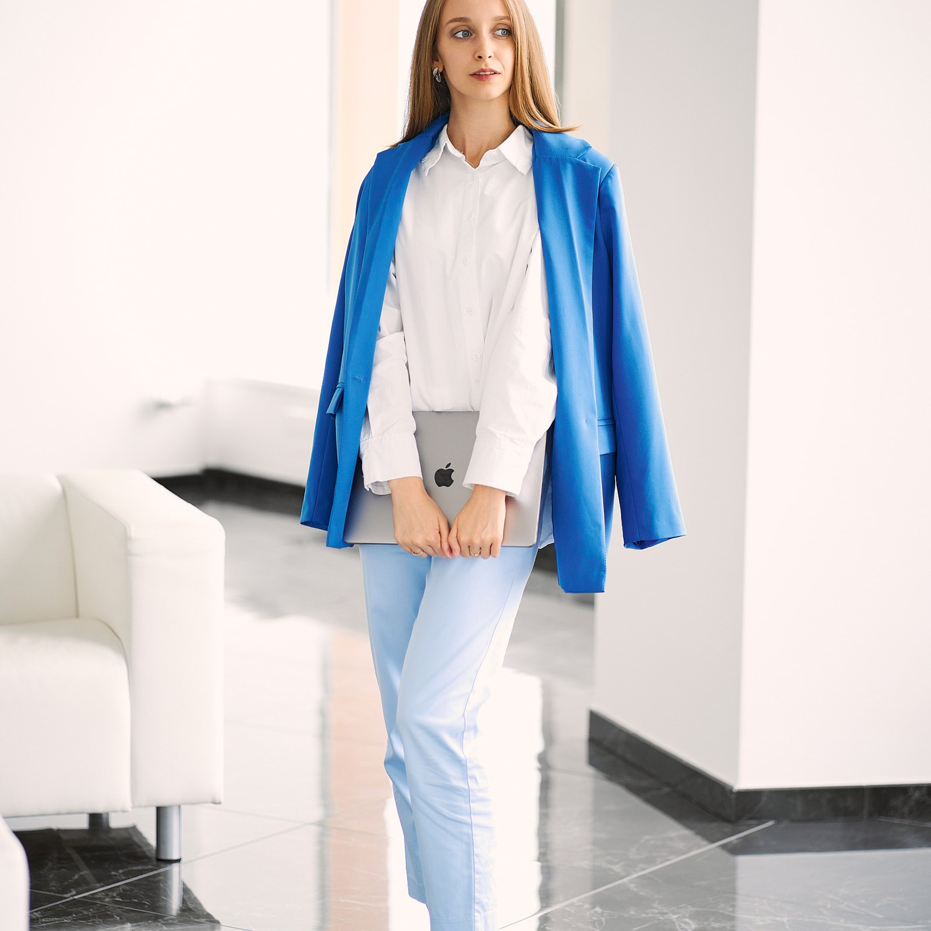 Группа компаний Априори (Портреты на белом фоне и в интерьерах + командные фото). Профессиональный фотограф в Екатеринбурге Константин Зарипов