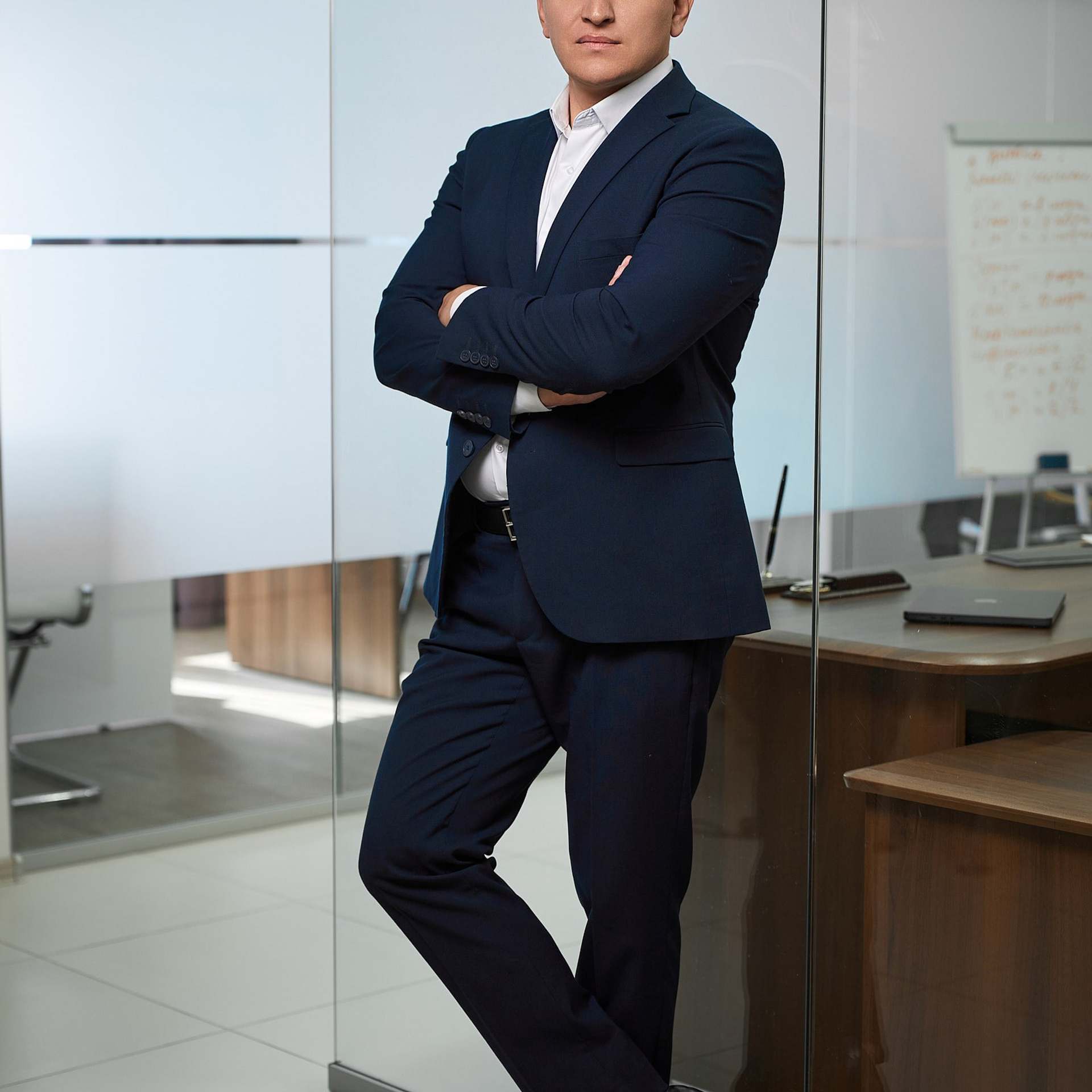 Портрет руководителя для печатных изданий (в интерьерах офиса). Профессиональный фотограф в Екатеринбурге Константин Зарипов