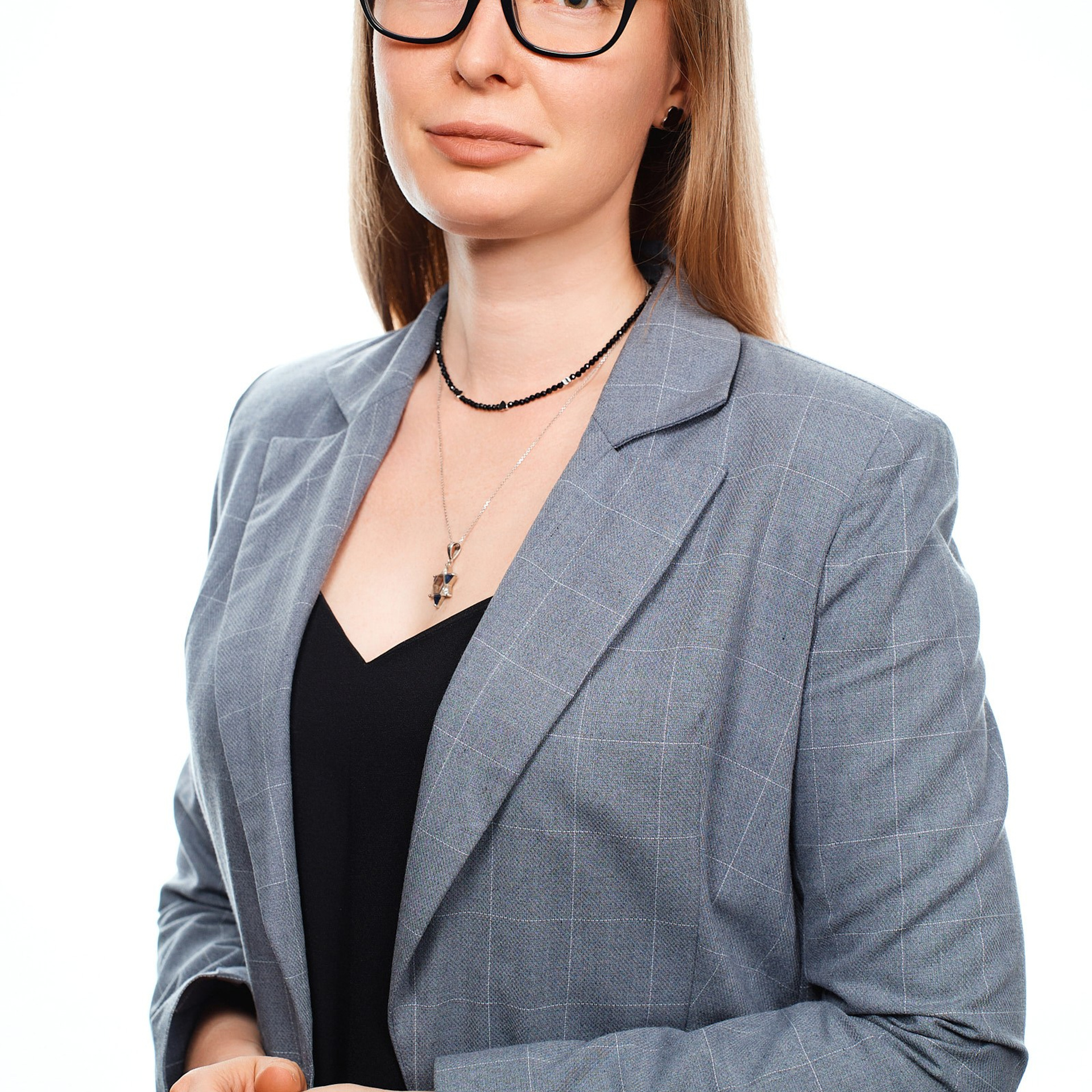 Группа компаний Априори (Портреты на белом фоне и в интерьерах + командные фото). Профессиональный фотограф в Екатеринбурге Константин Зарипов