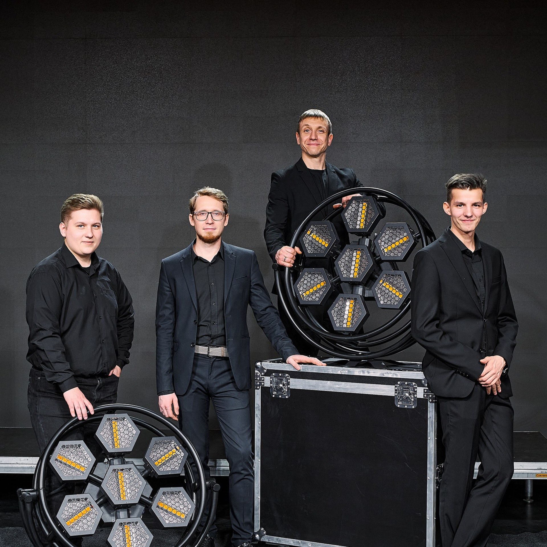 Команда Изи-Шоу (На белом фоне и в рабочей обстановке). Профессиональный фотограф в Екатеринбурге Константин Зарипов