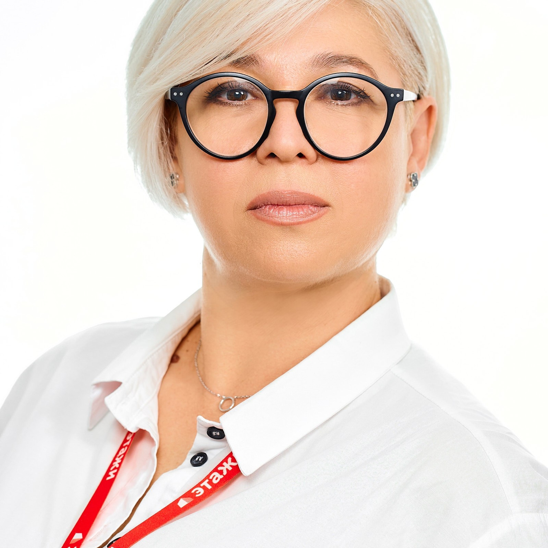 Агентство недвижимости ЭТАЖИ (Сотрудники на белом фоне). Профессиональный фотограф в Екатеринбурге Константин Зарипов