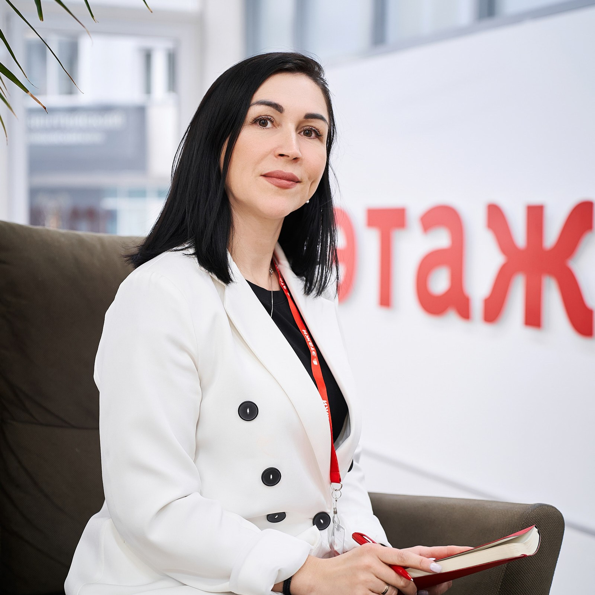 Агентство недвижимости Этажи (Сотрудники в интерьерах офиса или студии). Профессиональный фотограф в Екатеринбурге Константин Зарипов