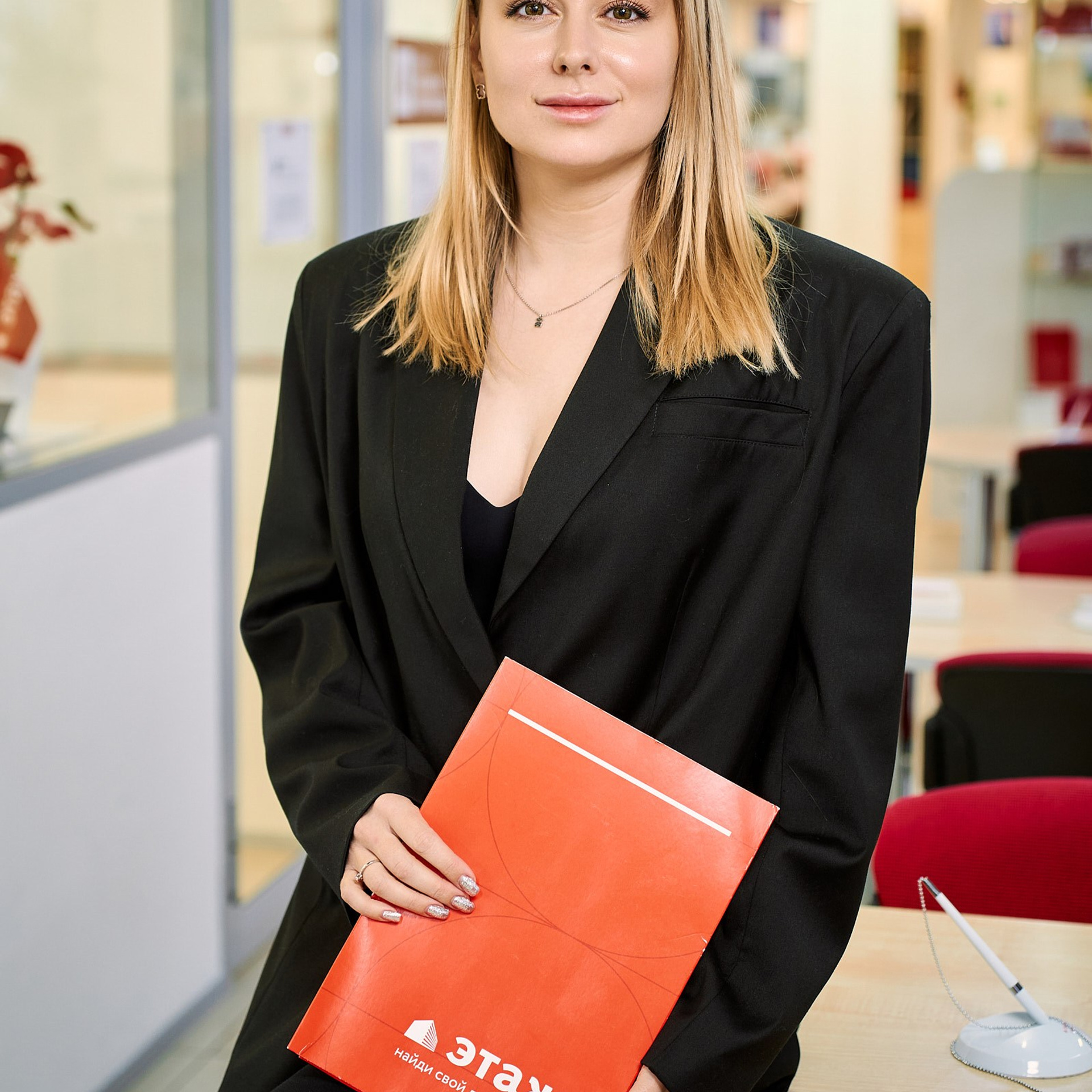 Агентство недвижимости Этажи (Сотрудники в интерьерах офиса или студии). Профессиональный фотограф в Екатеринбурге Константин Зарипов