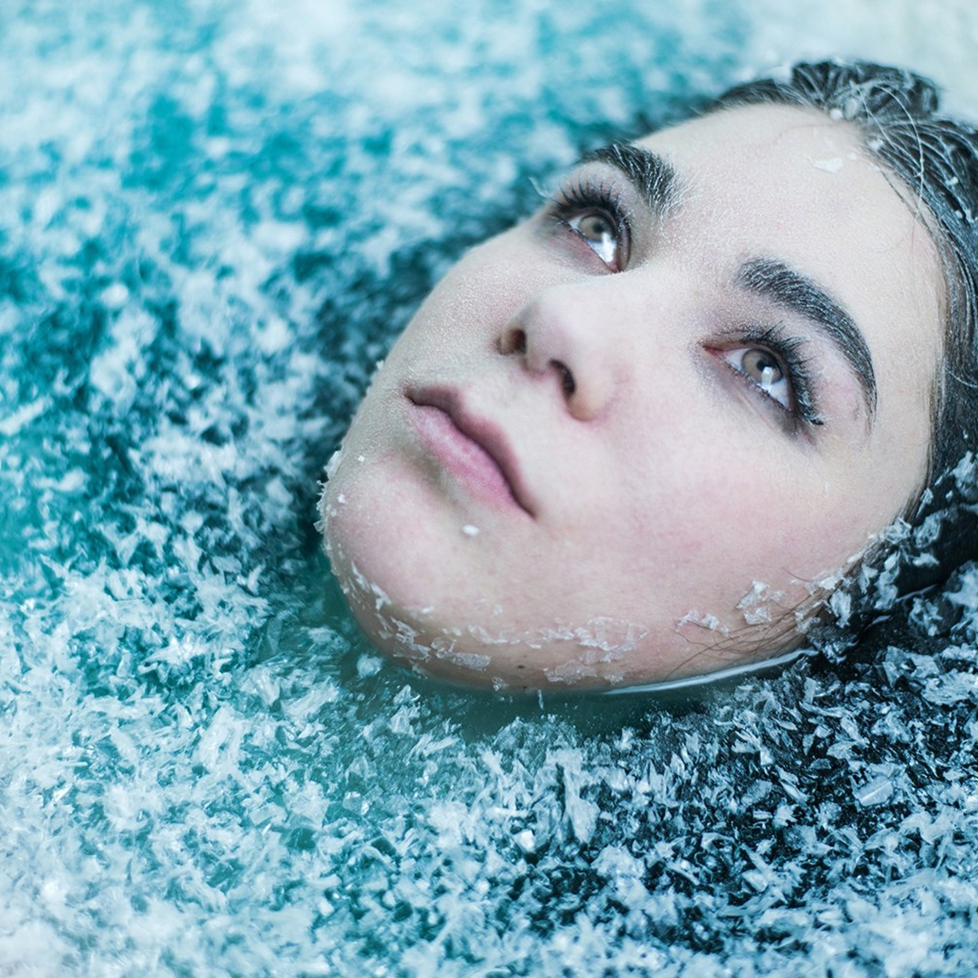 замерзшая вода с человеком