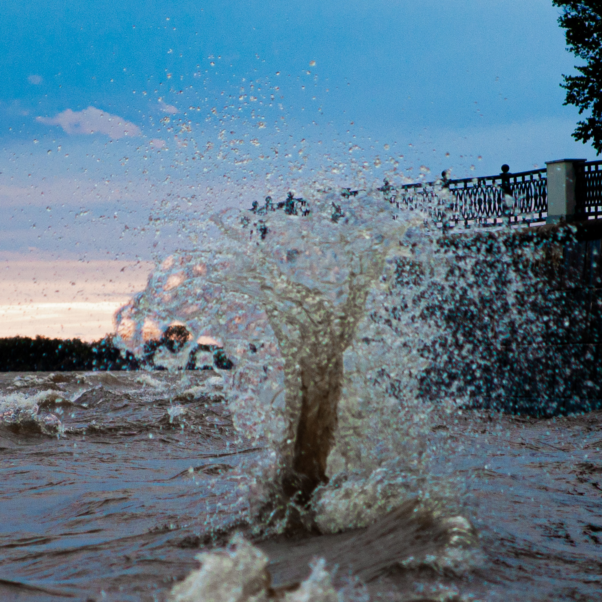 на фото  - волны Хабаровской реки Амур . Фотограф в Хабаровске - Татьяна Трубникова