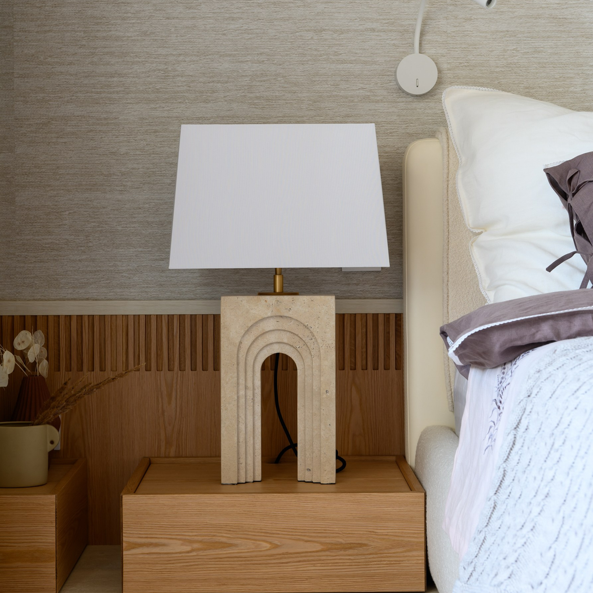 Тему травертина, начатую декоративной штукатуркой, поддерживают основания прикроватных тумб - здесь рисунок и фактуру натурального камня передает керамическая поверхность. 