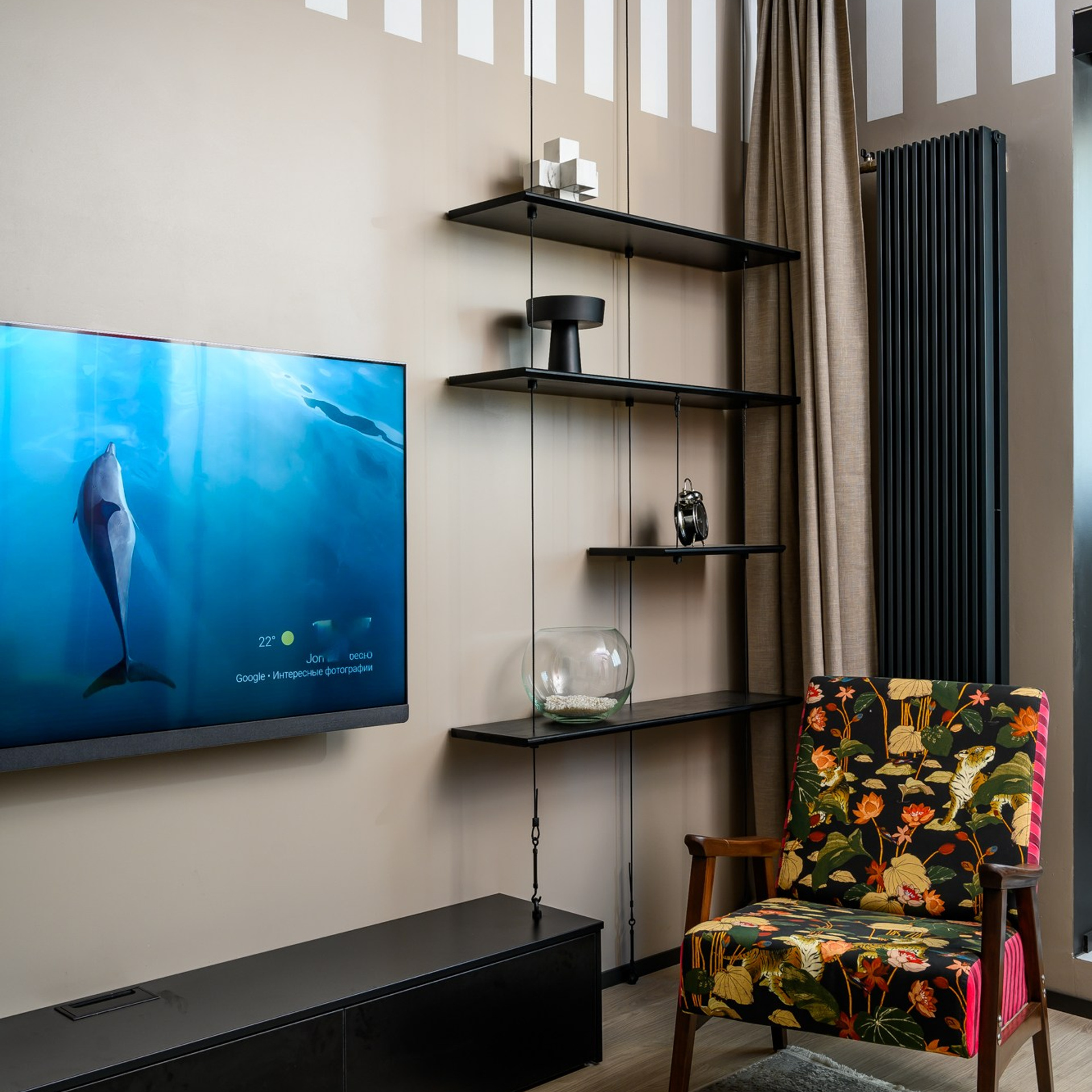 Стены во входной зоне оклеили фреской, благодаря чему пространство превратилось в опушку фантастического леса.