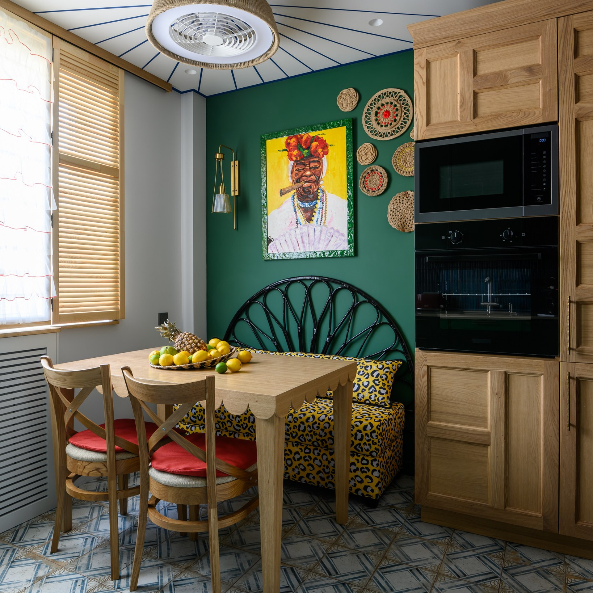 Компанию обеденному столу составляют стулья с перекрестьями – модели «Соло»