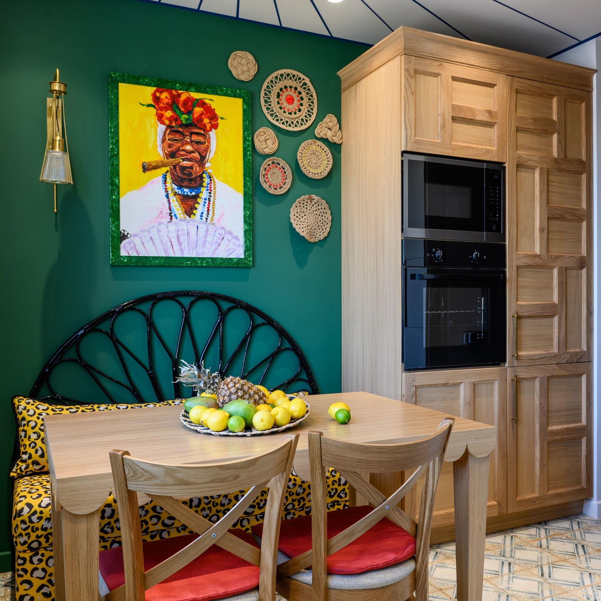 На память сразу приходят слова песни «Куба далека, Куба – рядом!»