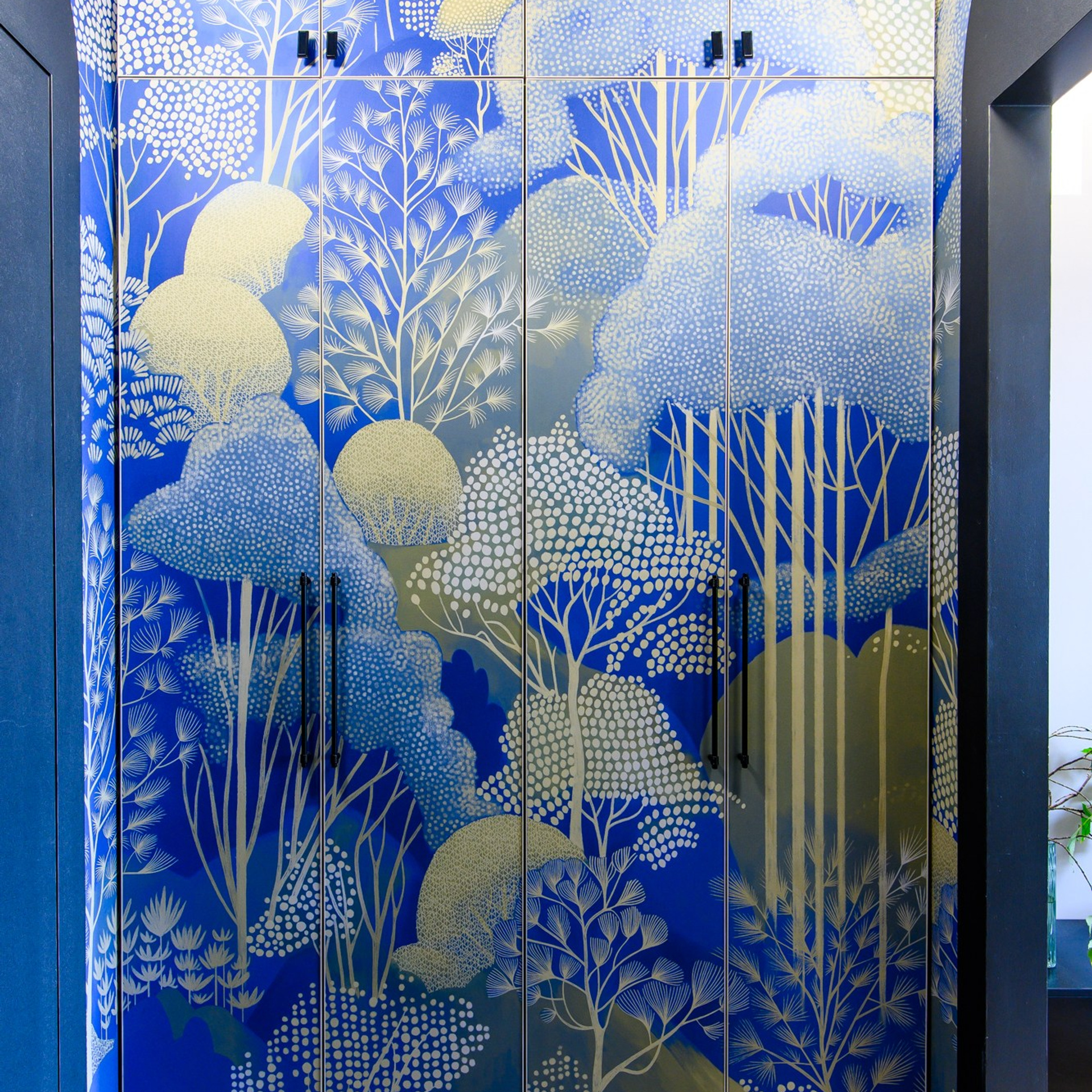 Стены во входной зоне оклеили фреской, благодаря чему пространство превратилось в опушку фантастического леса.