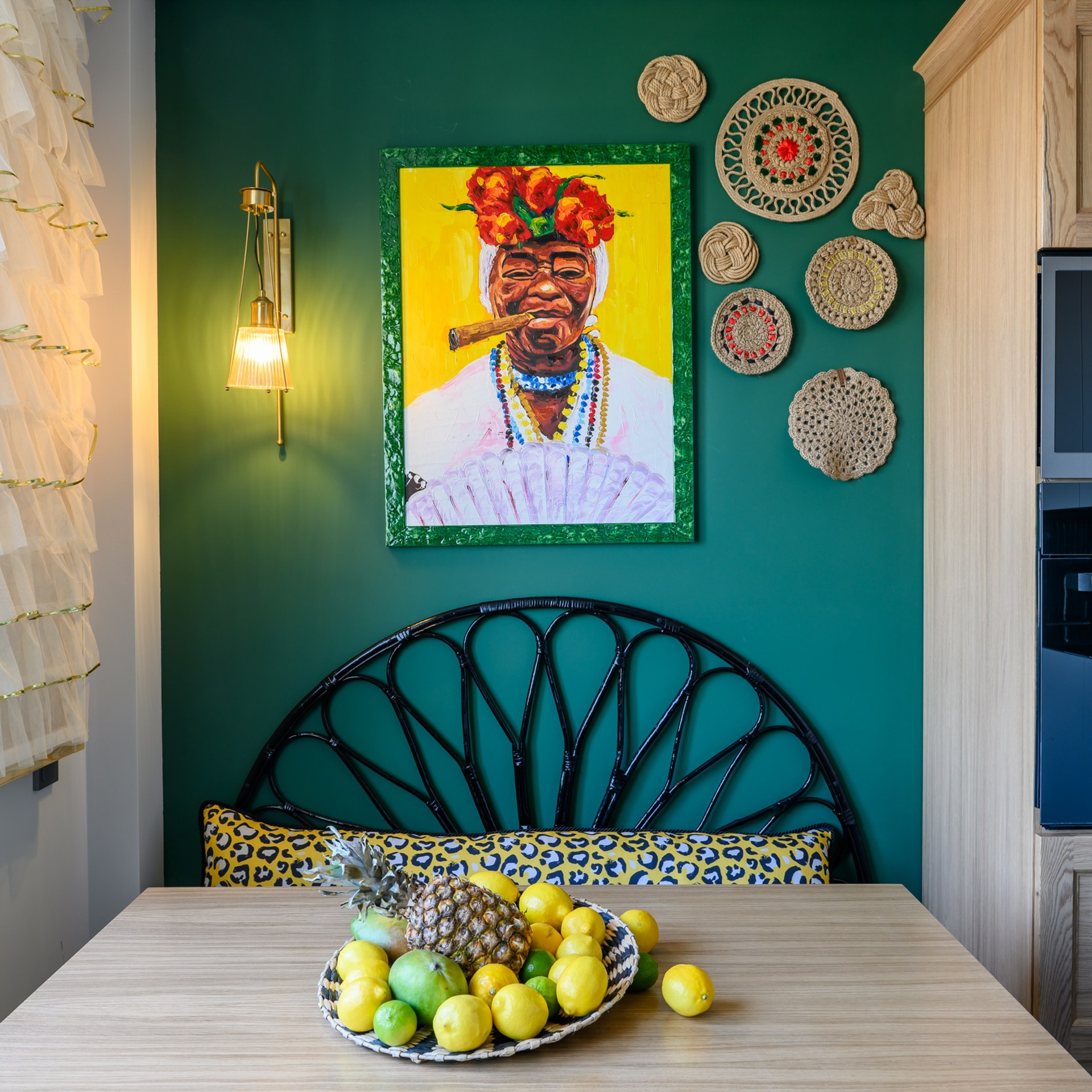 радость, что именно картина стала источником вдохновения для дизайнера и новой духовке.