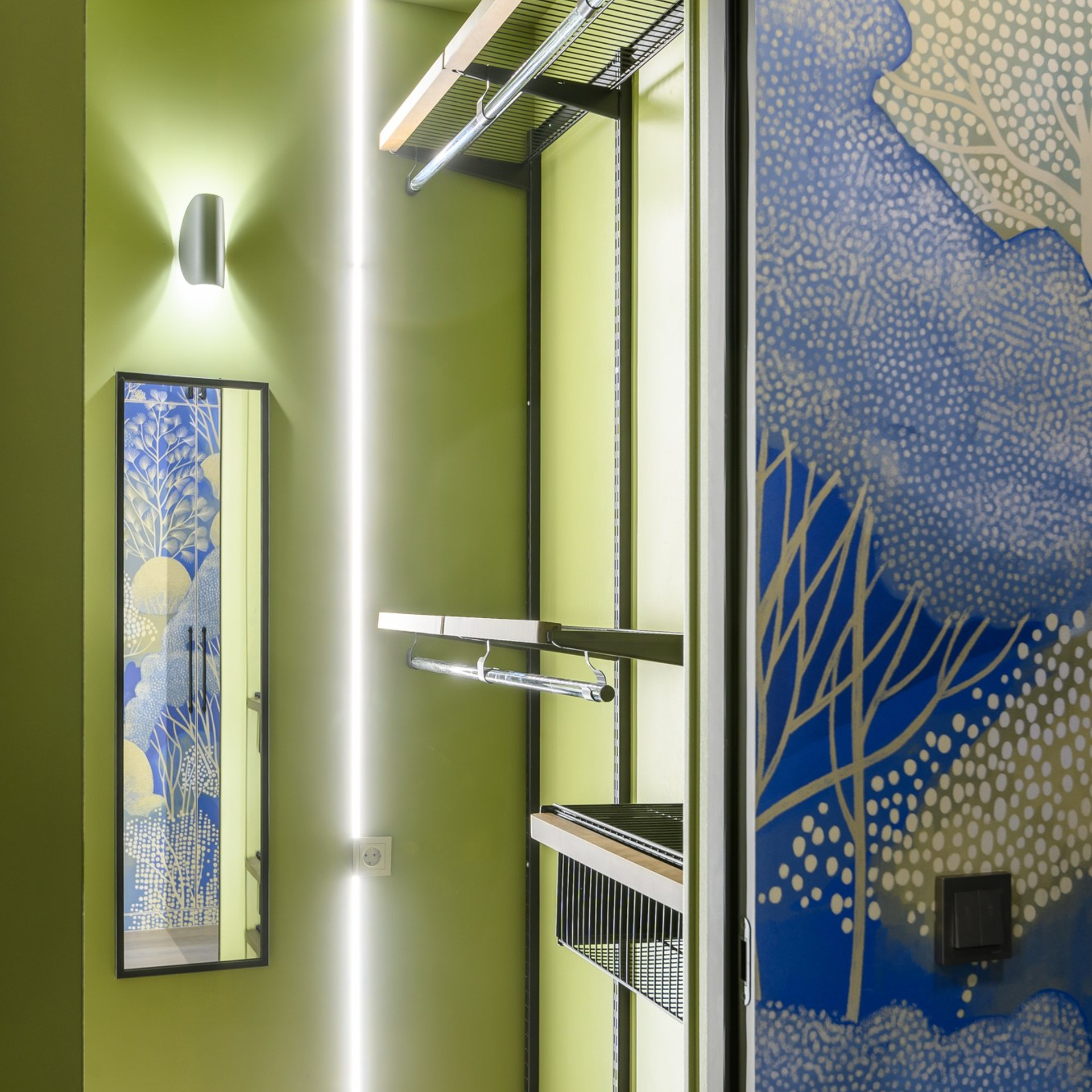 Глубокий шкаф для хранения, в котором можно разместить не только вещи , но и какое-то снаряжение, настольные игры, несезонную одежду.