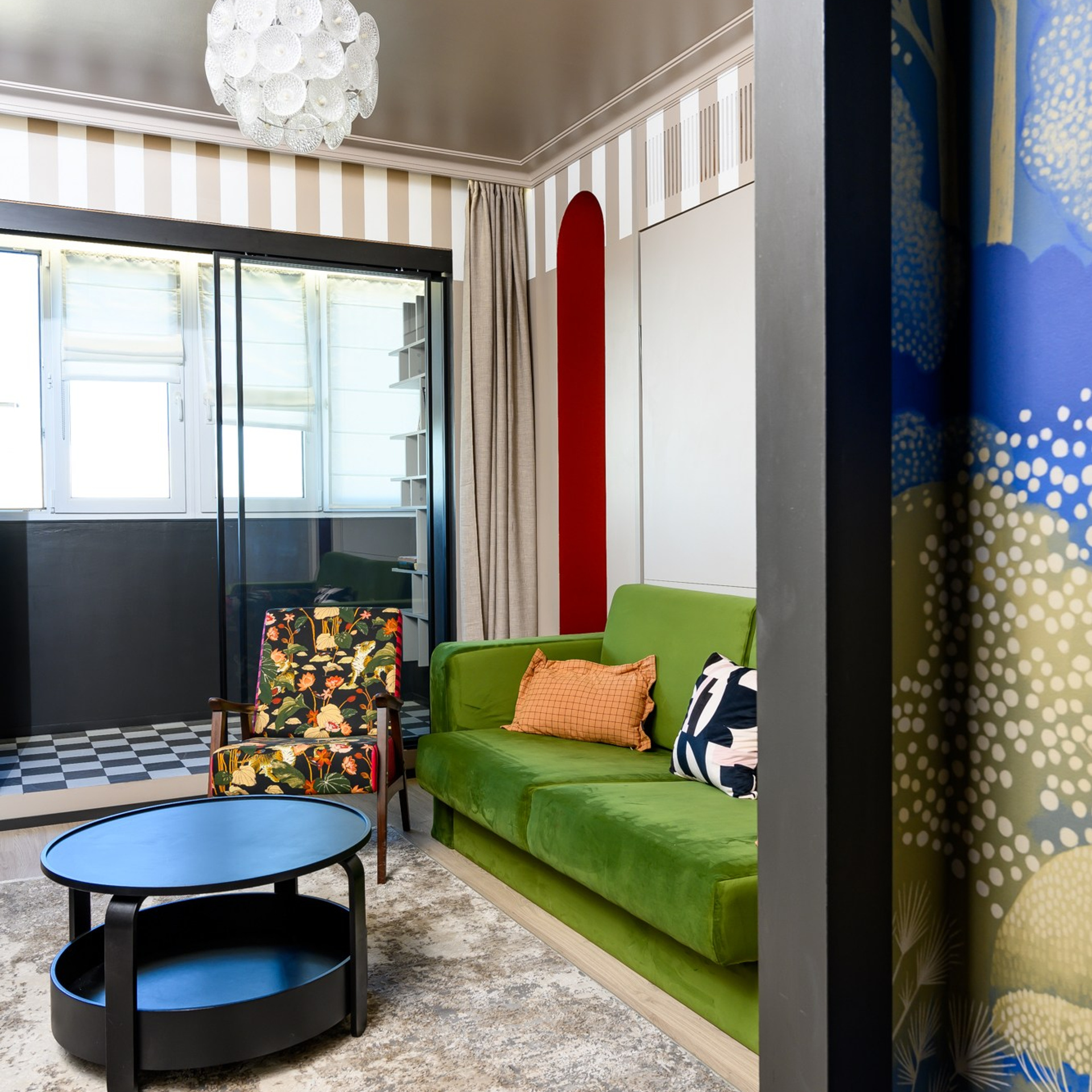 В качестве основного источника света я выбрала винтажную люстру Спутник. Свет очень красиво играет в хрустальных чашах и создает магические тени.