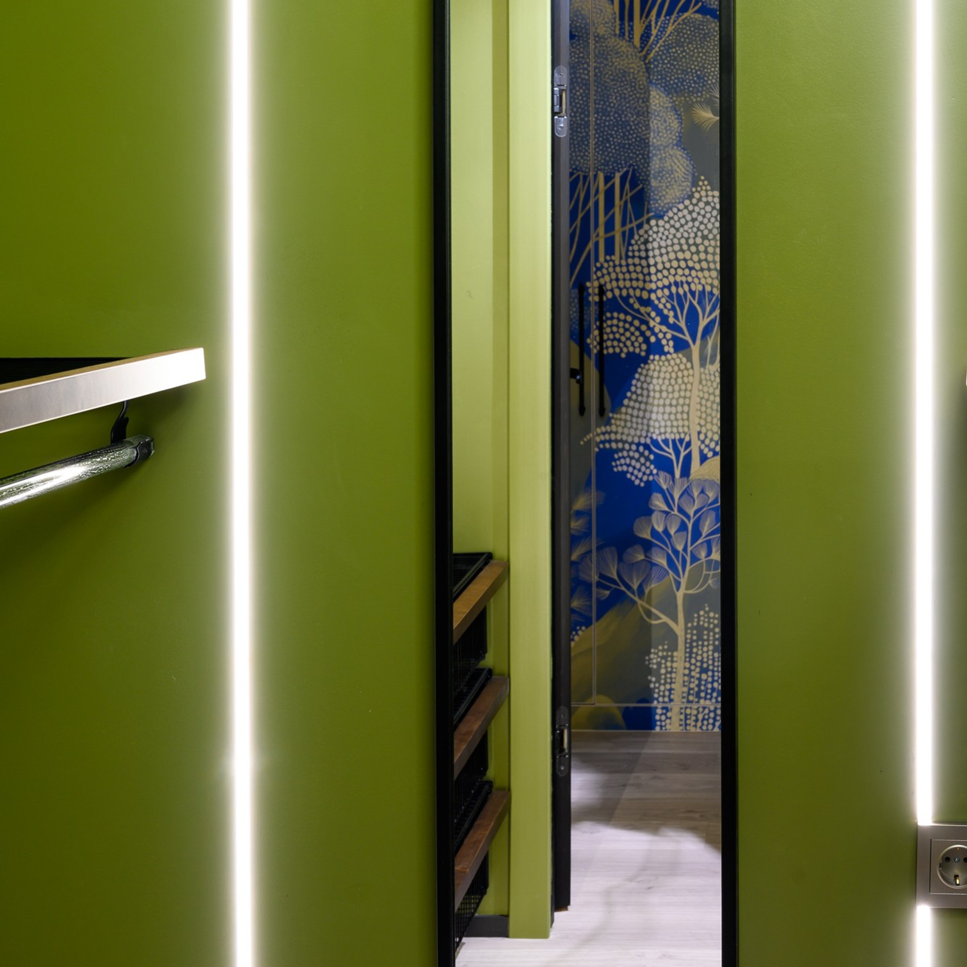 Важное решение в планировке – это гардеробная и шкаф при входе.