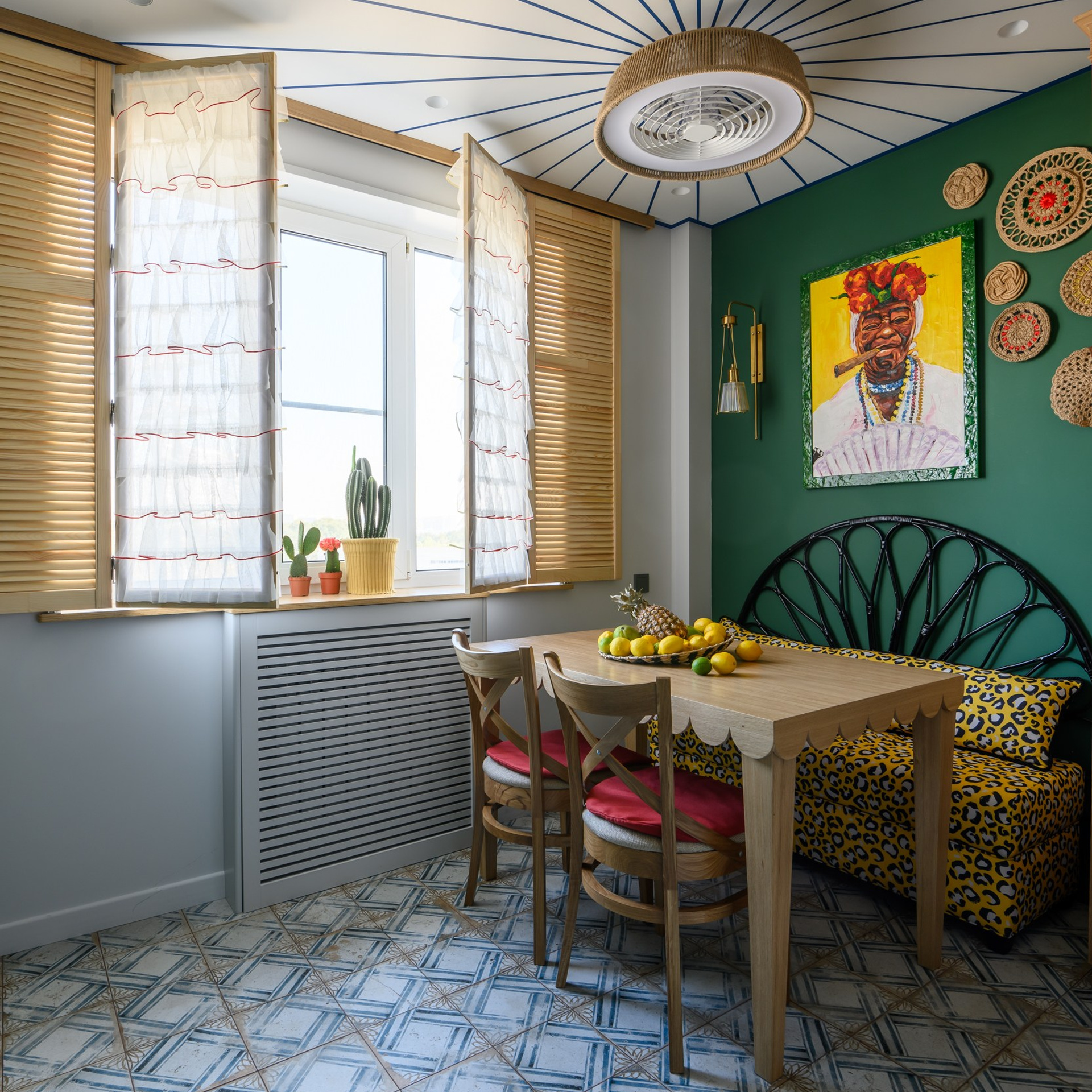 Мы видим на  фотографиях интерьерного фотографа Сапожникова Георгия что плитка сделана на старейшей испанской фабрике, которой без малого два века