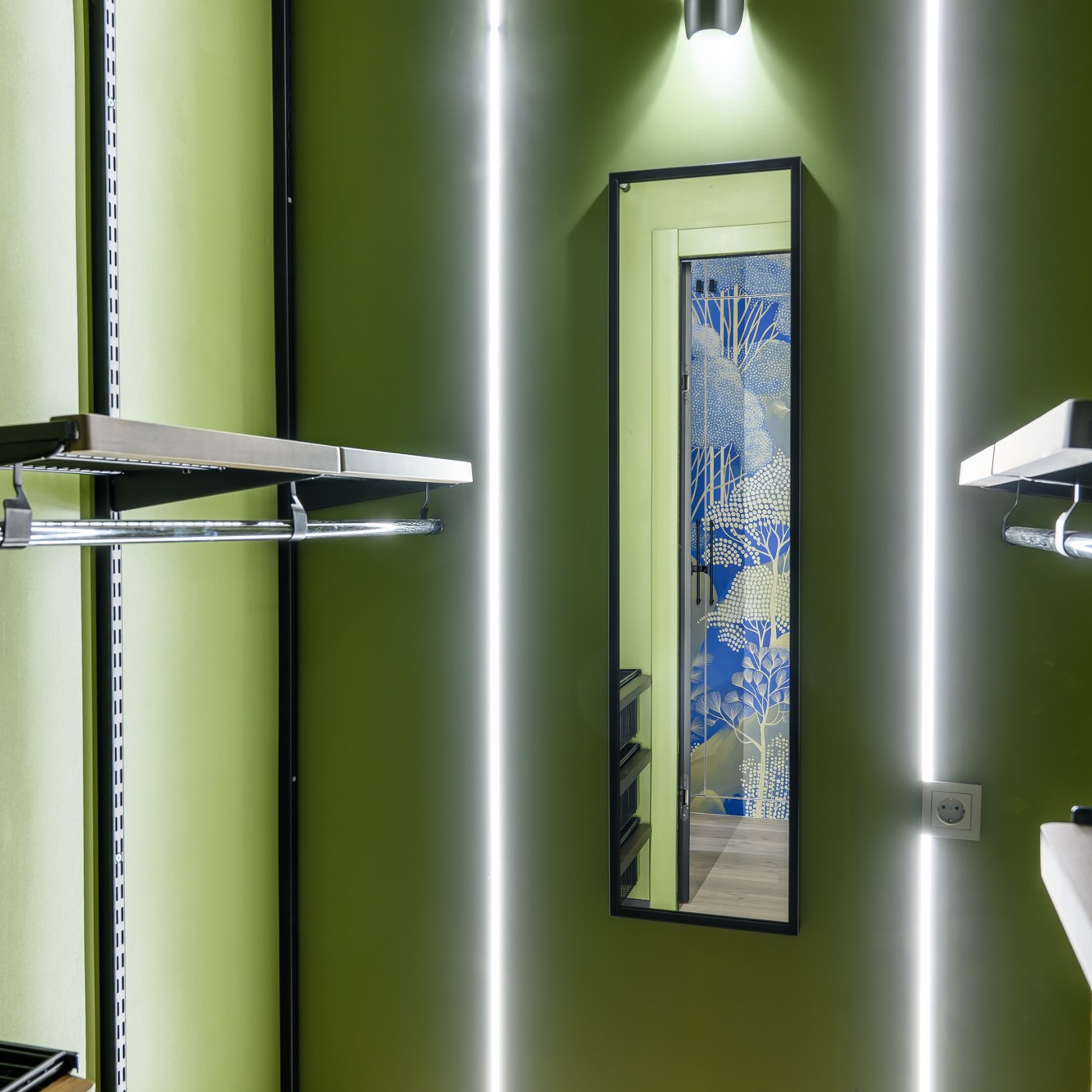  В дополнение к паре вертикальных светодиодных полос зону зеркала в гардеробной освещает лаконичный двунаправленный светильник. 