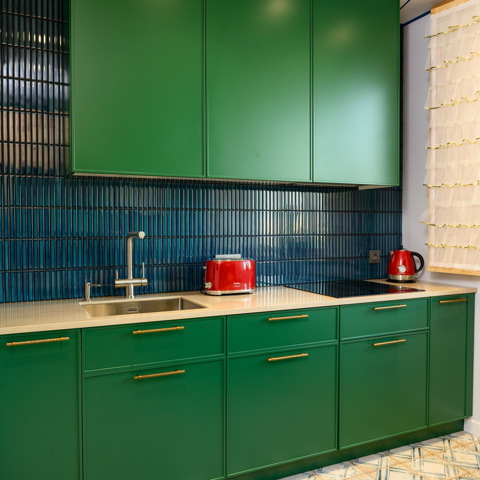 Все корпуса и полки выполнены из ЛДСП. А крашеные и покрытые пленкой фасады – из МДФ.