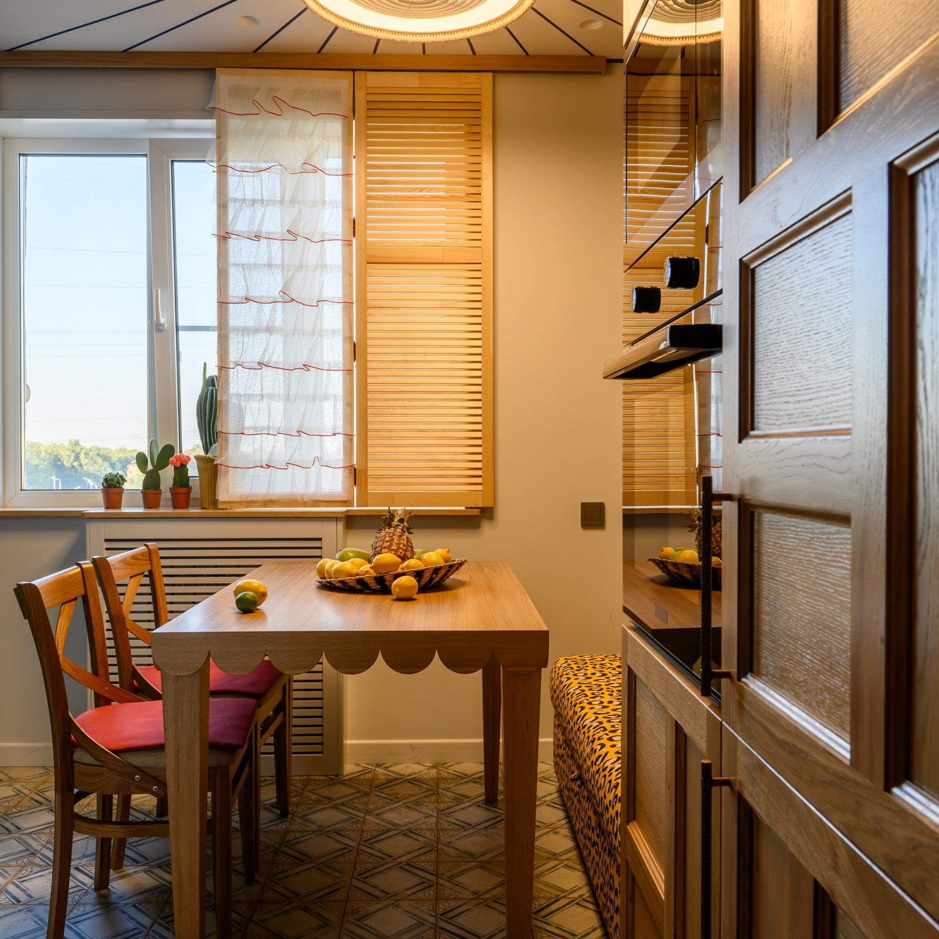 Над окном закрепили направляющие для раздвижных перегородок – реечных жалюзи из массива сосны. 