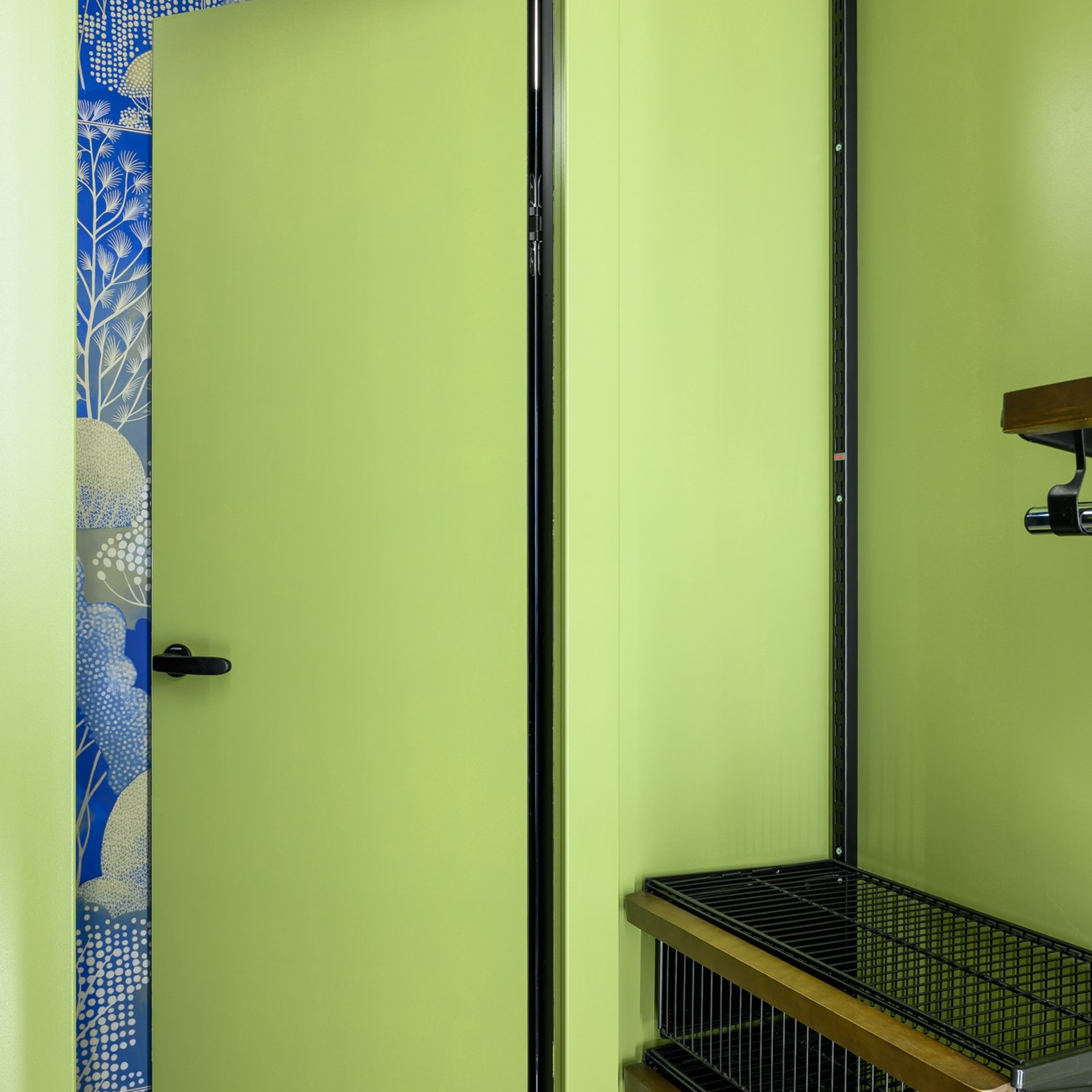 Еще одно решение в планировке – это гардеробная и шкаф при входе. В гардеробной смонтировали навесную модульную систему.