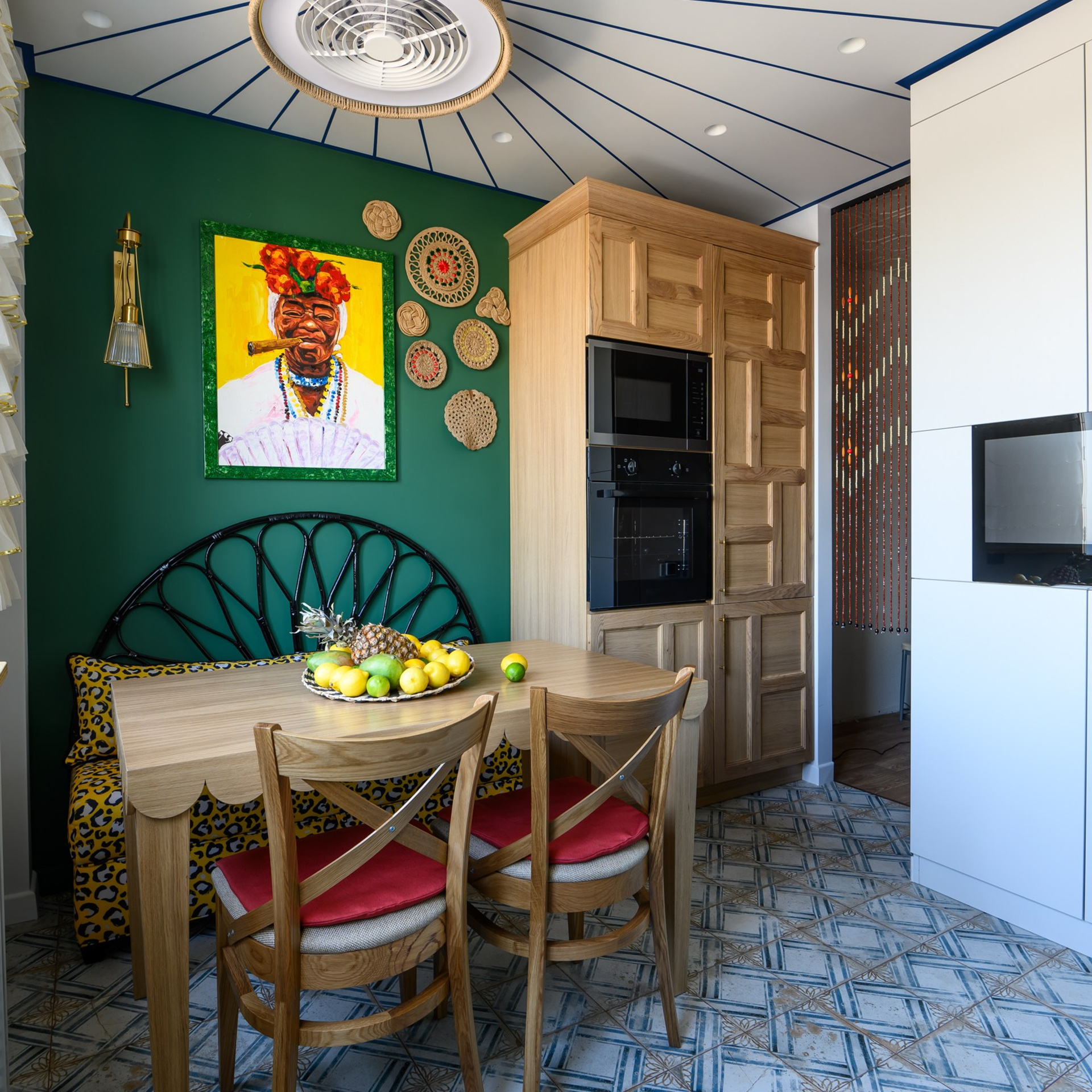 Удобство готовки обеспечит комплект современной бытовой техники: установленный на комфортной для готовки высоте духовой шкаф, большая посудомоечная машина с тремя корзинами, стеклокерамическая варочная поверхность, вытяжка с подсветкой и вместительный холодильник. 