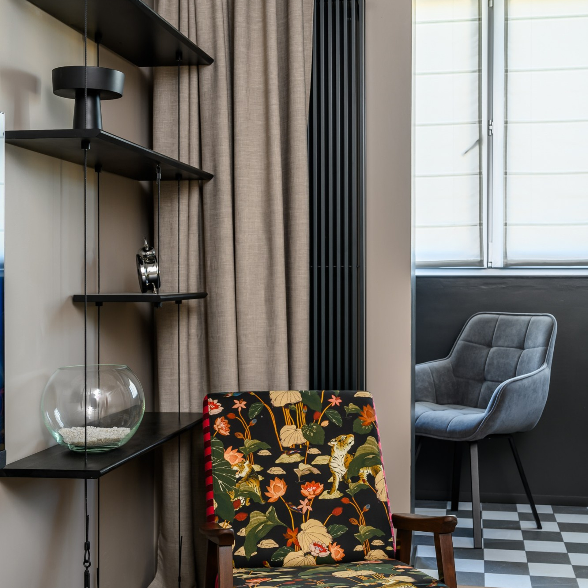 Перегородка из коллекции Grafica. Название говорит само за себя, ведь в широком разнообразии модификаций прослеживаются четкие геометрические линии, которые образуют определенный графичный рисунок на стеклянных створках.