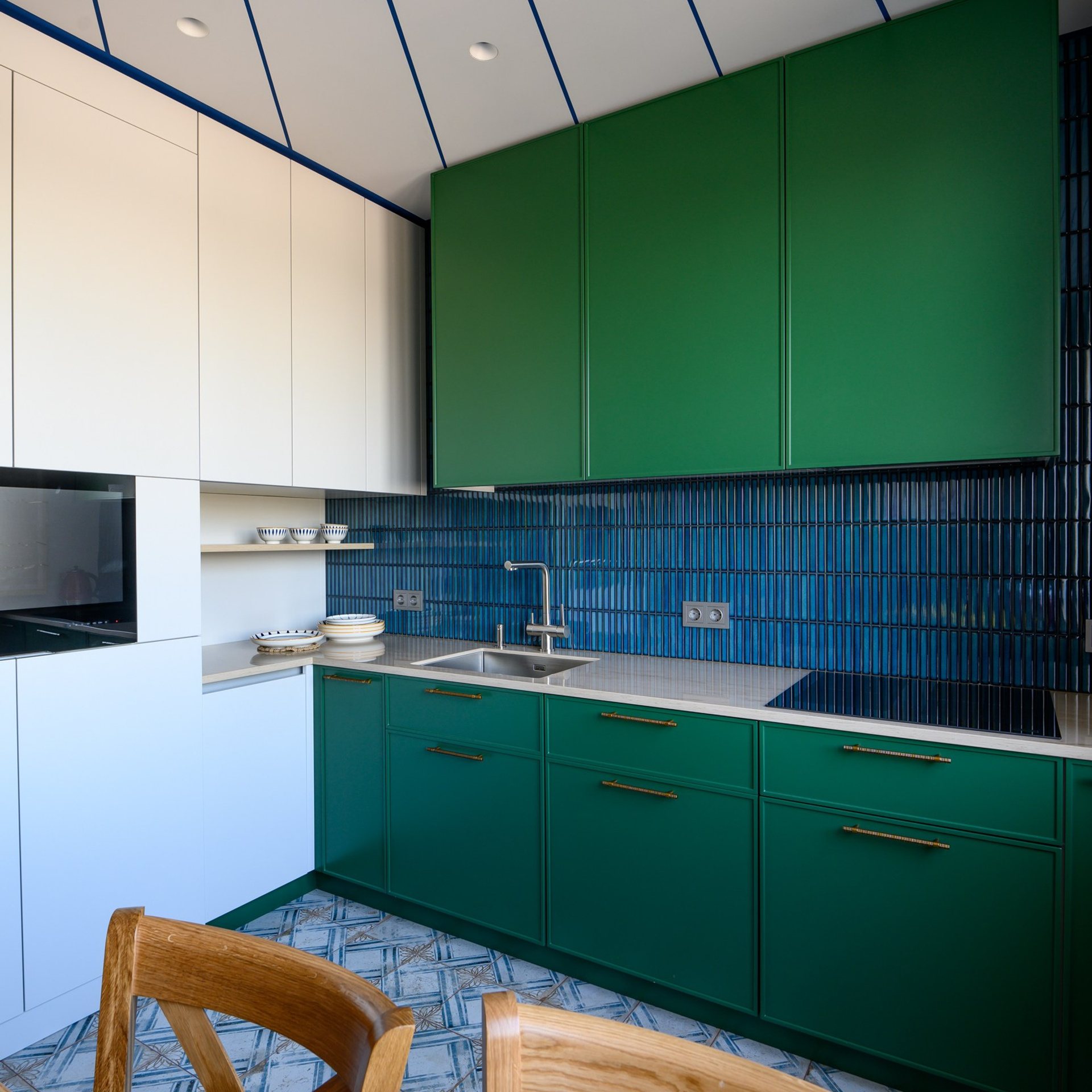 Гарнитур, изготовленный по эскизам автора проекта, Виолетты Долговой. Чтобы у наших героев прибавилось хранения и рабочих поверхностей, тумбы поставили углом.