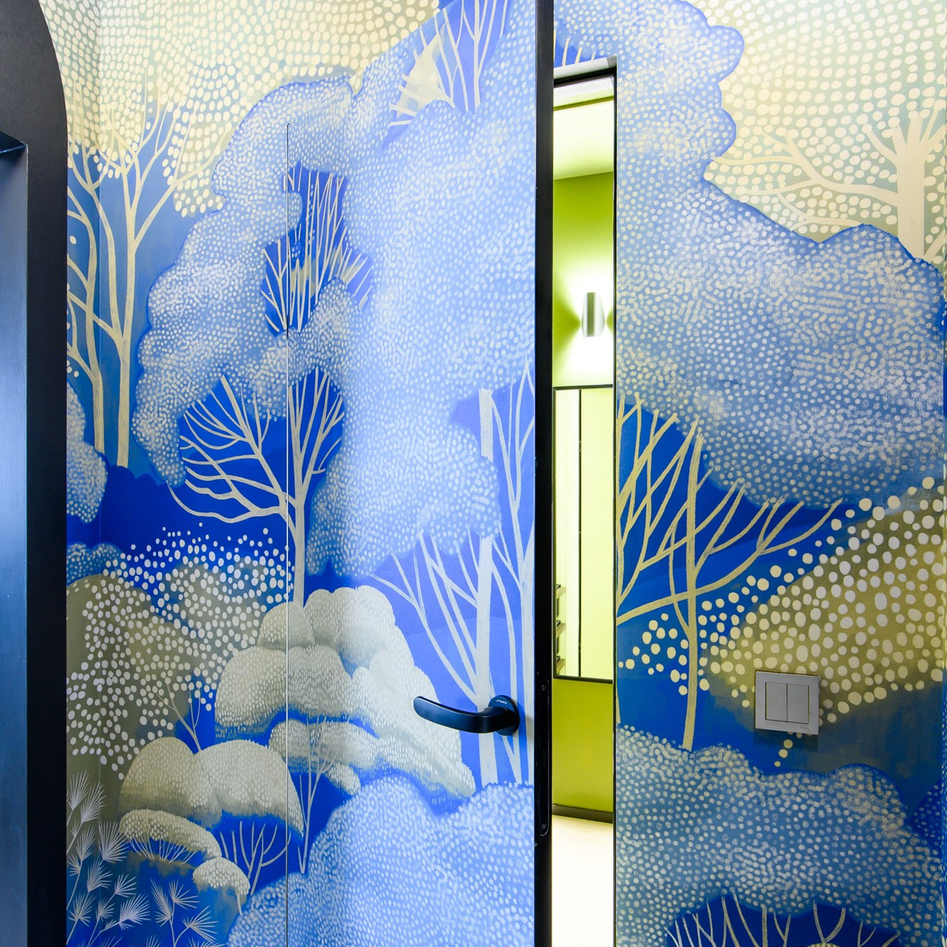 Благодаря фрески пространство превратилась в опушку фантастического леса.