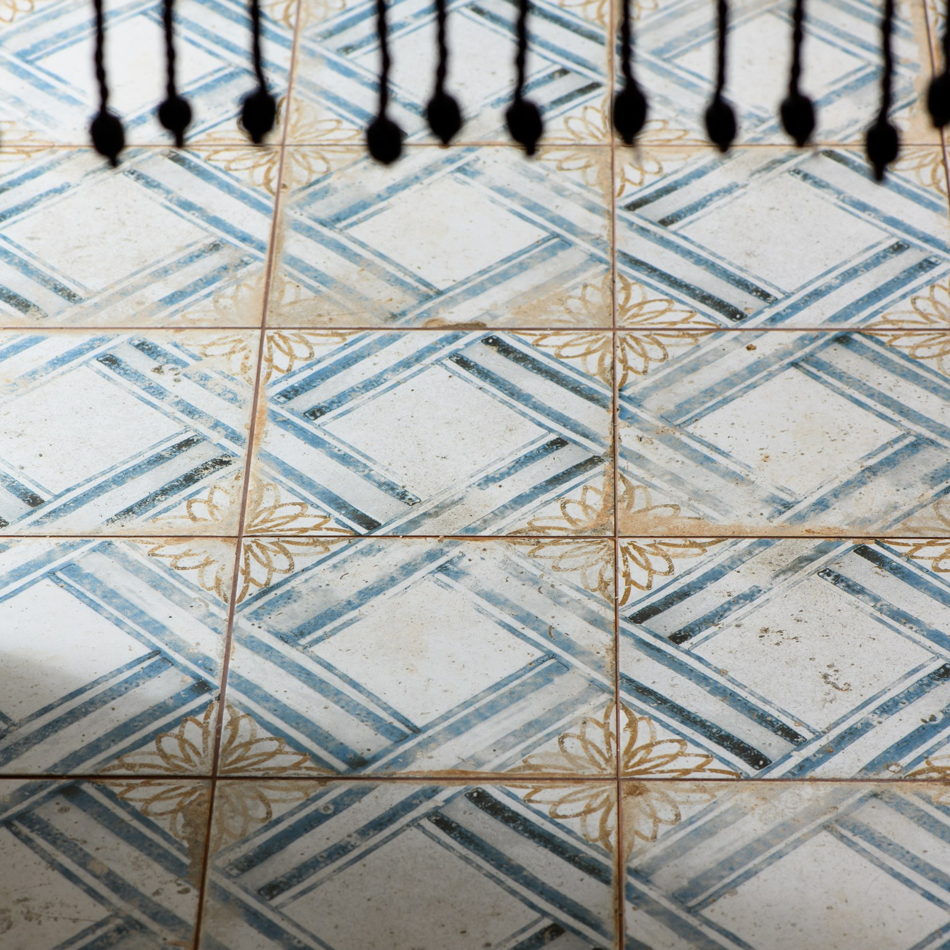Плитка размером 45 на 45 сантиметров из винтажной коллекции Roots (англ. – корни). Сделана она на старейшей испанской фабрике, которой без малого два века