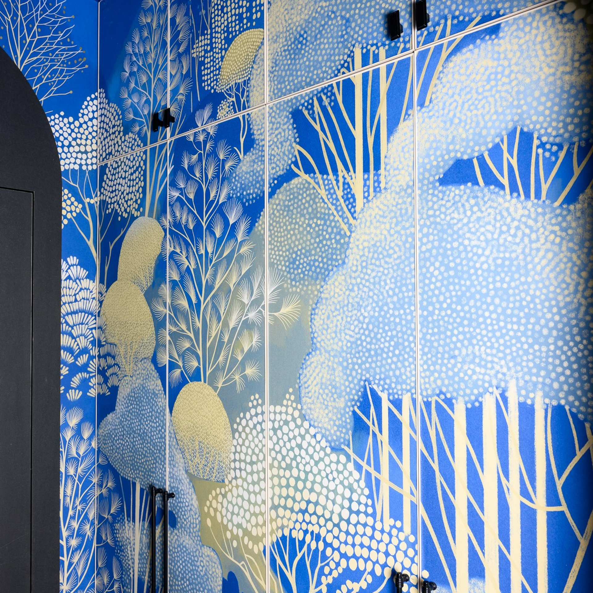 Целая гардеробная - это мечта любой женщины.