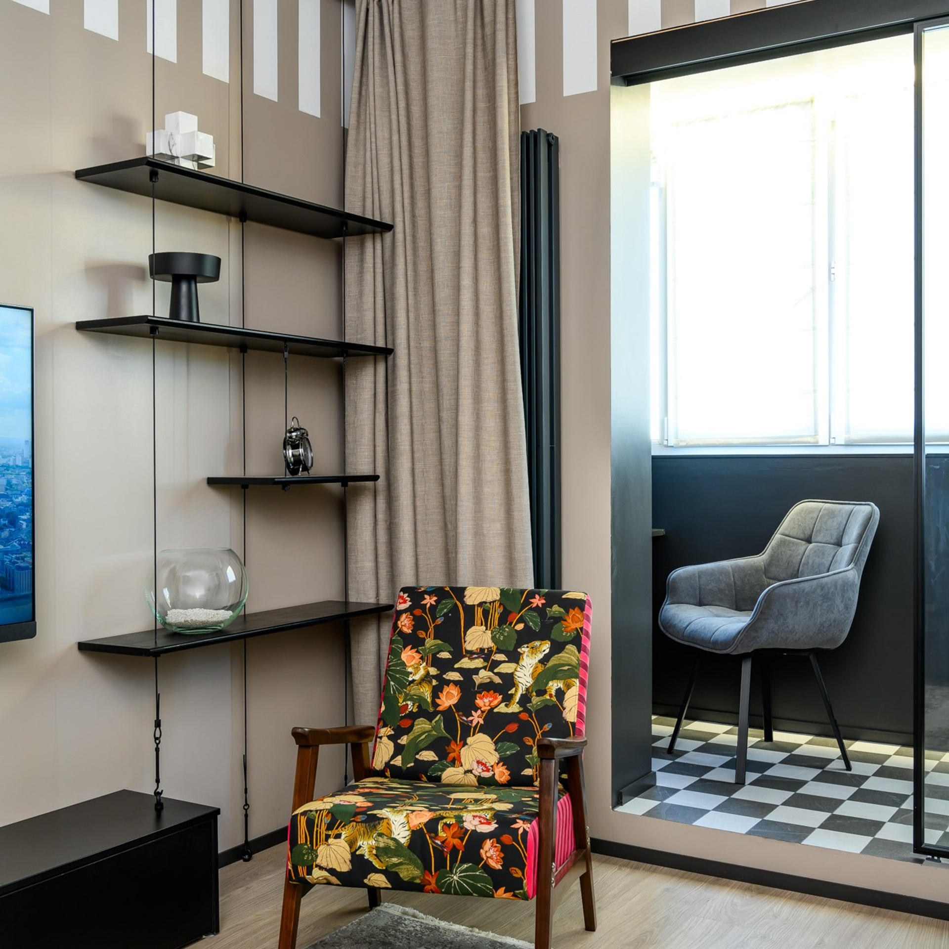 Стеллаж для книг и декора на подвесных тросах к полу и потолку для визуального облегчения конструкции.