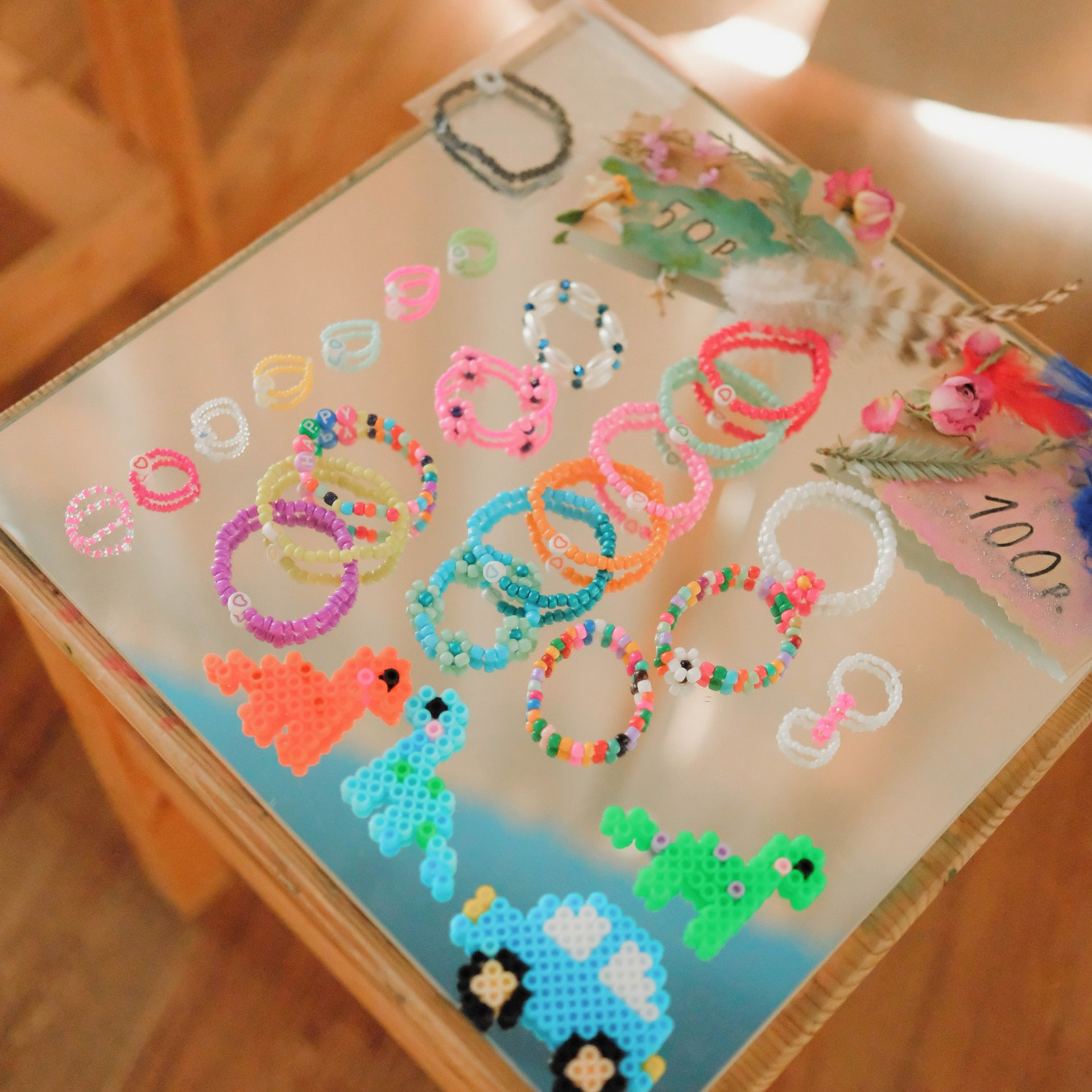 браслеты и бусы из бисера