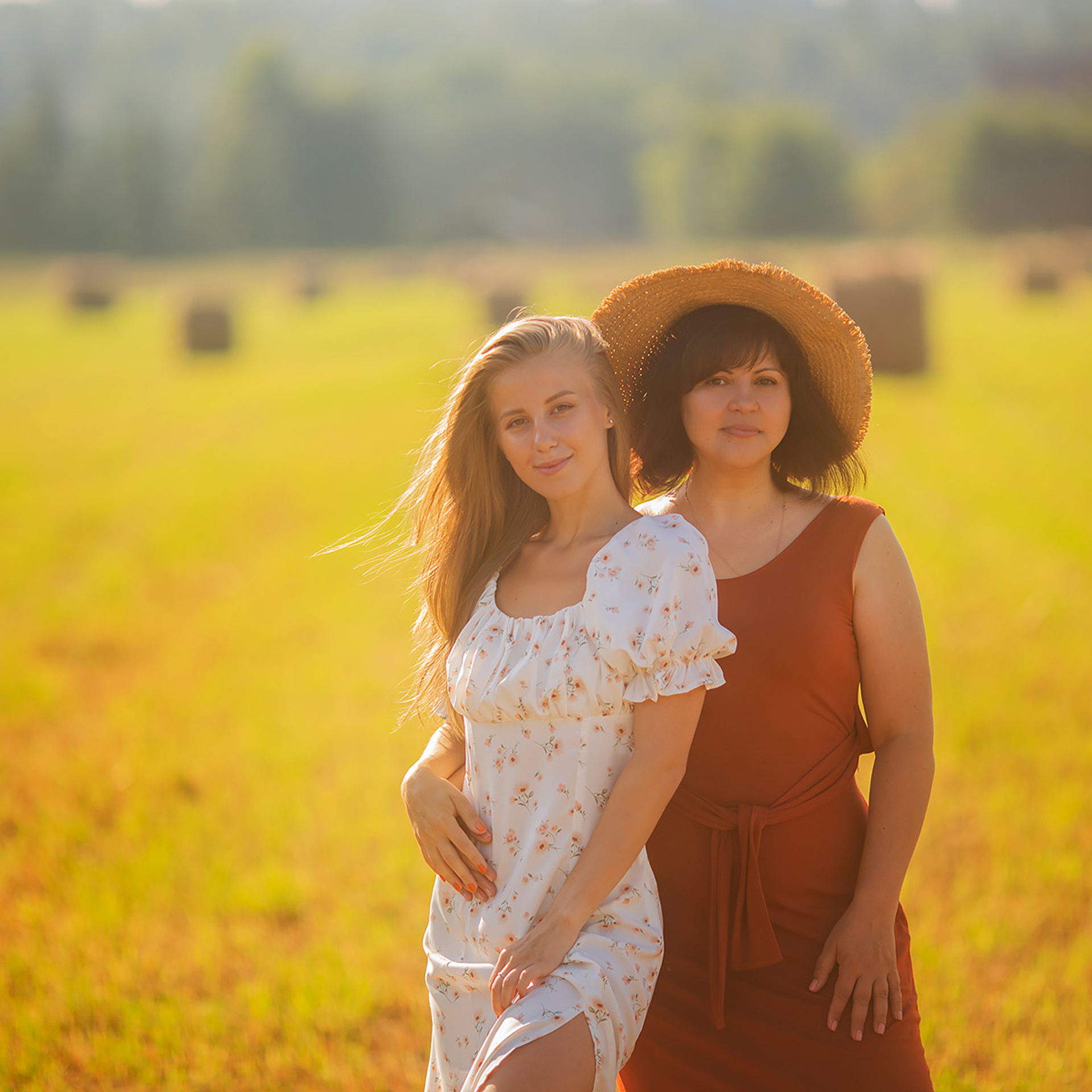 Яна с мамой. Фотосессия в стогах.