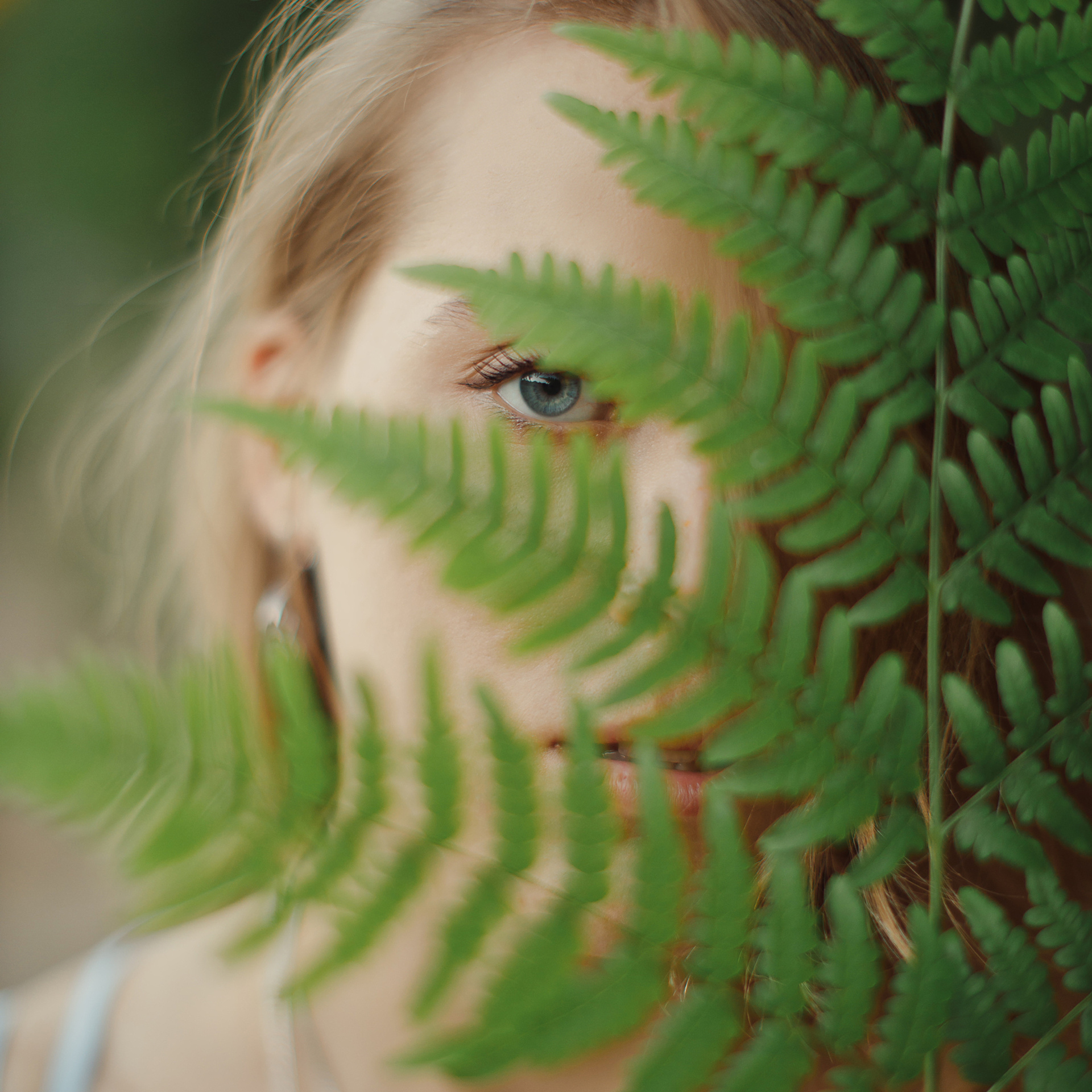 Настя. Прогулка в лесу