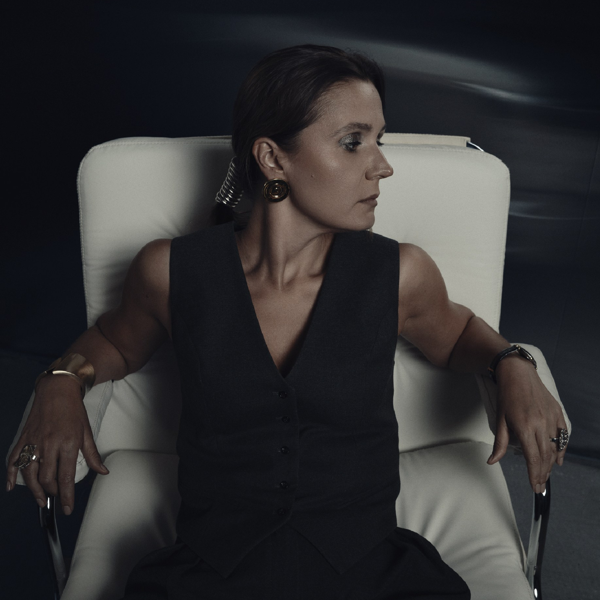 ONE WOMAN. INFINITE WORLDS