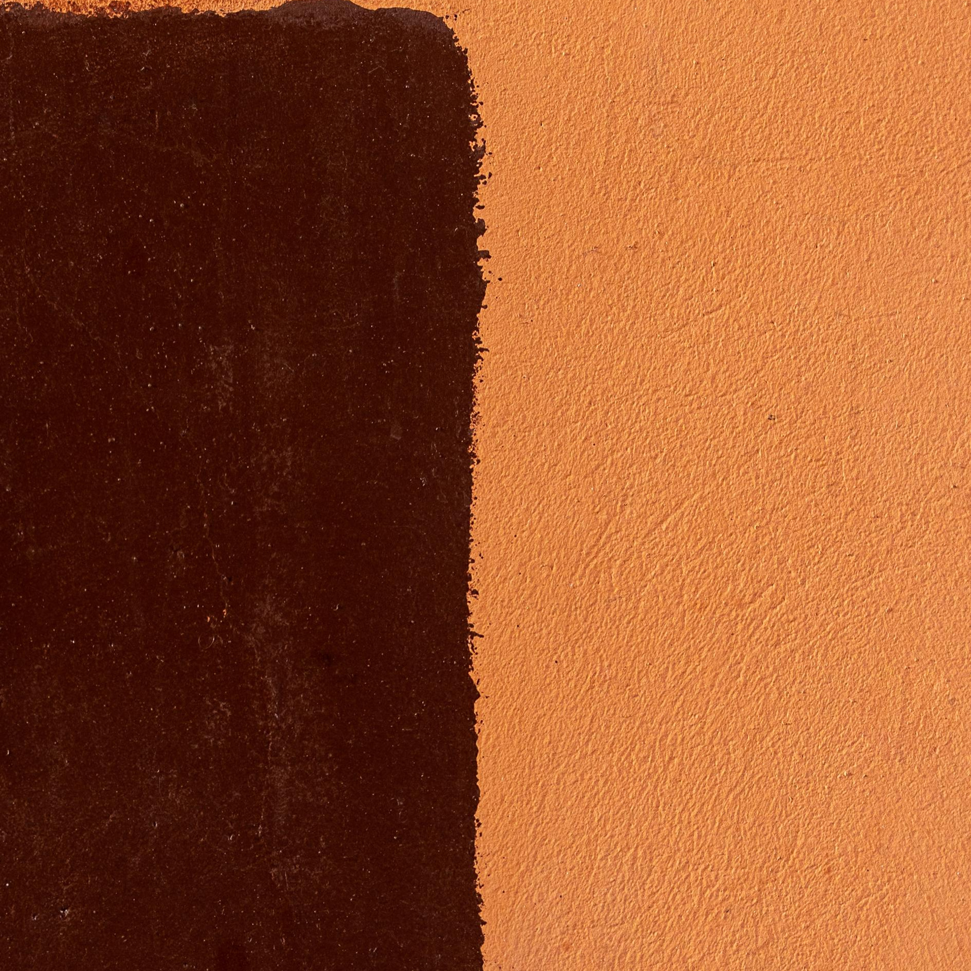 раскрашенная стена нежно оранжевого цвета и коричневый с белым