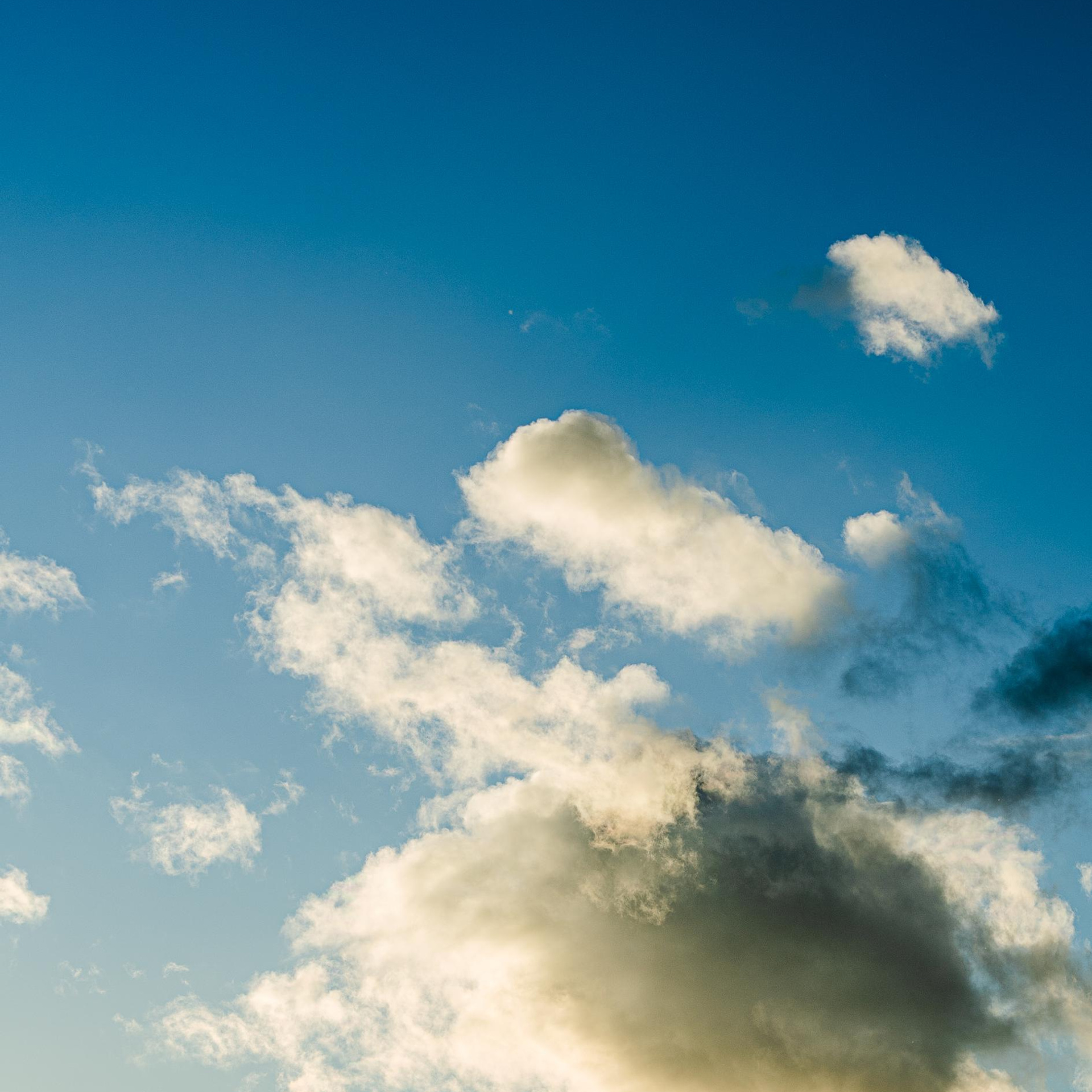 темно синее небо и облака на закате