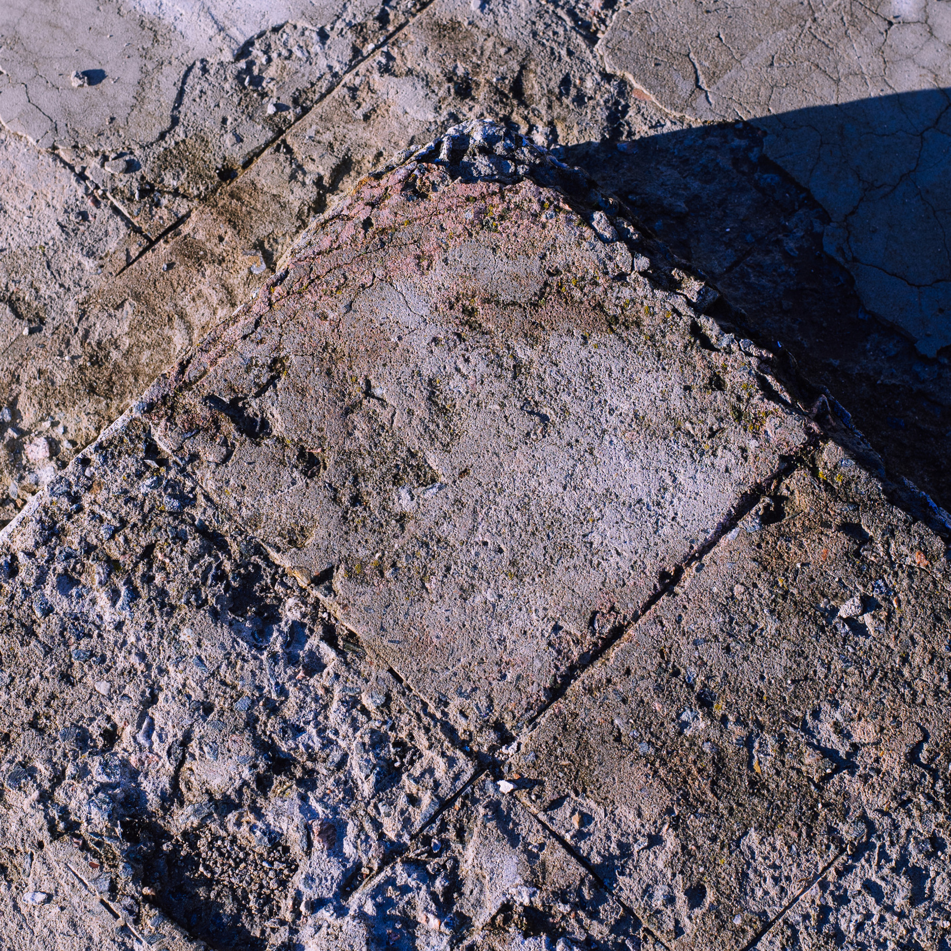 треугольники из каменной потрескавшейся плитки 