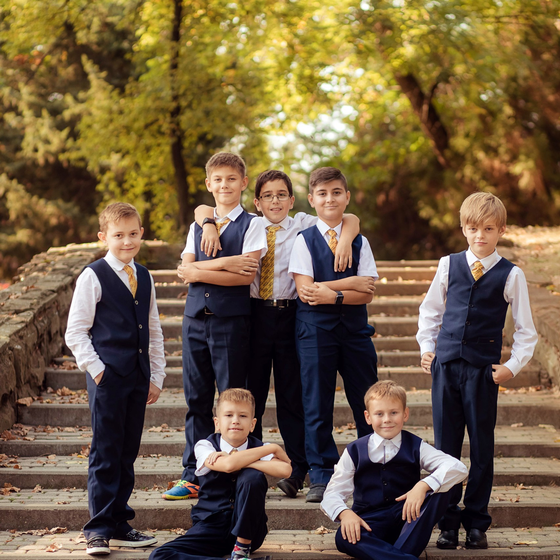 Современная фотосессия 4 класса на улице для выпускного альбома