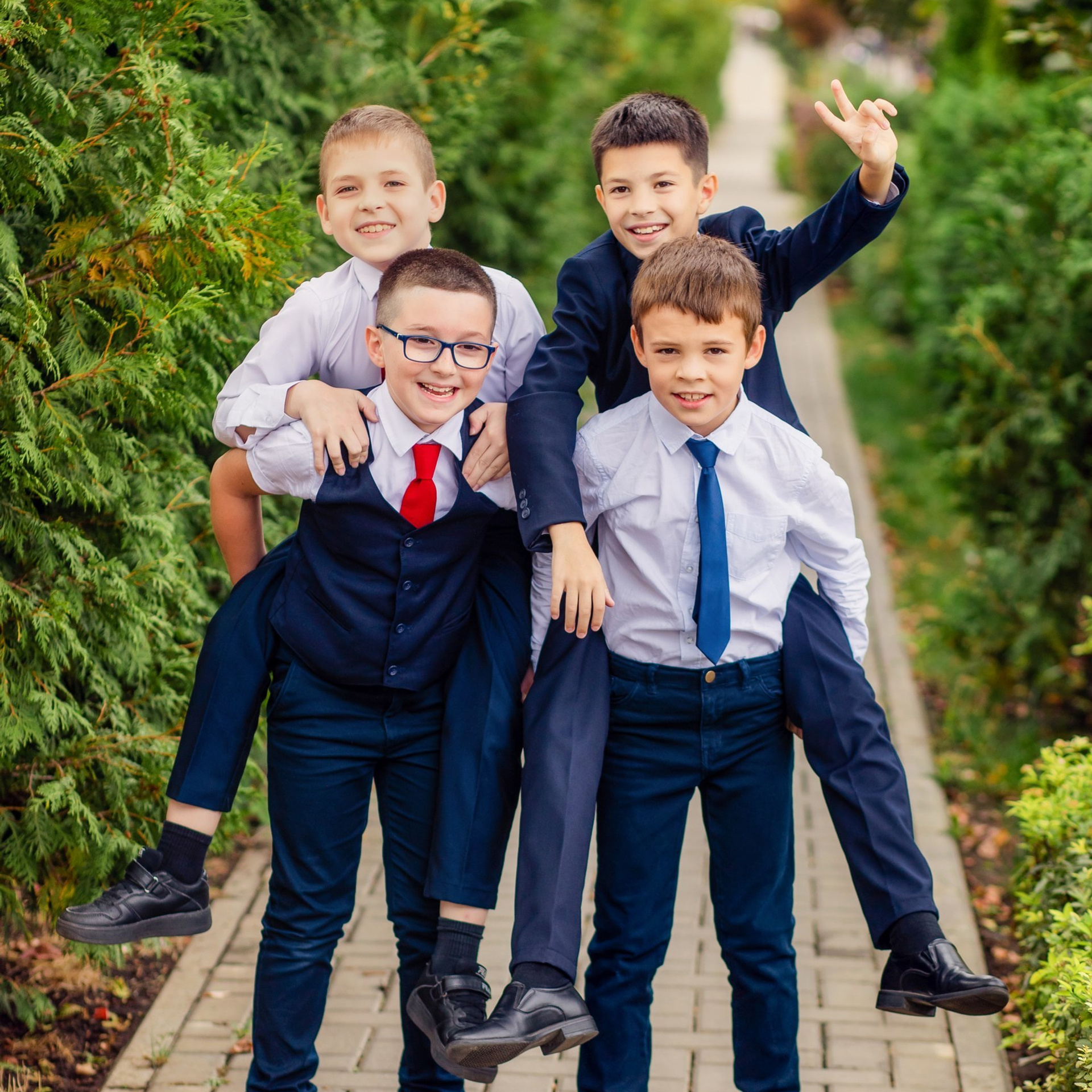 Групповая фотосессия учеников 4 класса на природе Краснодар