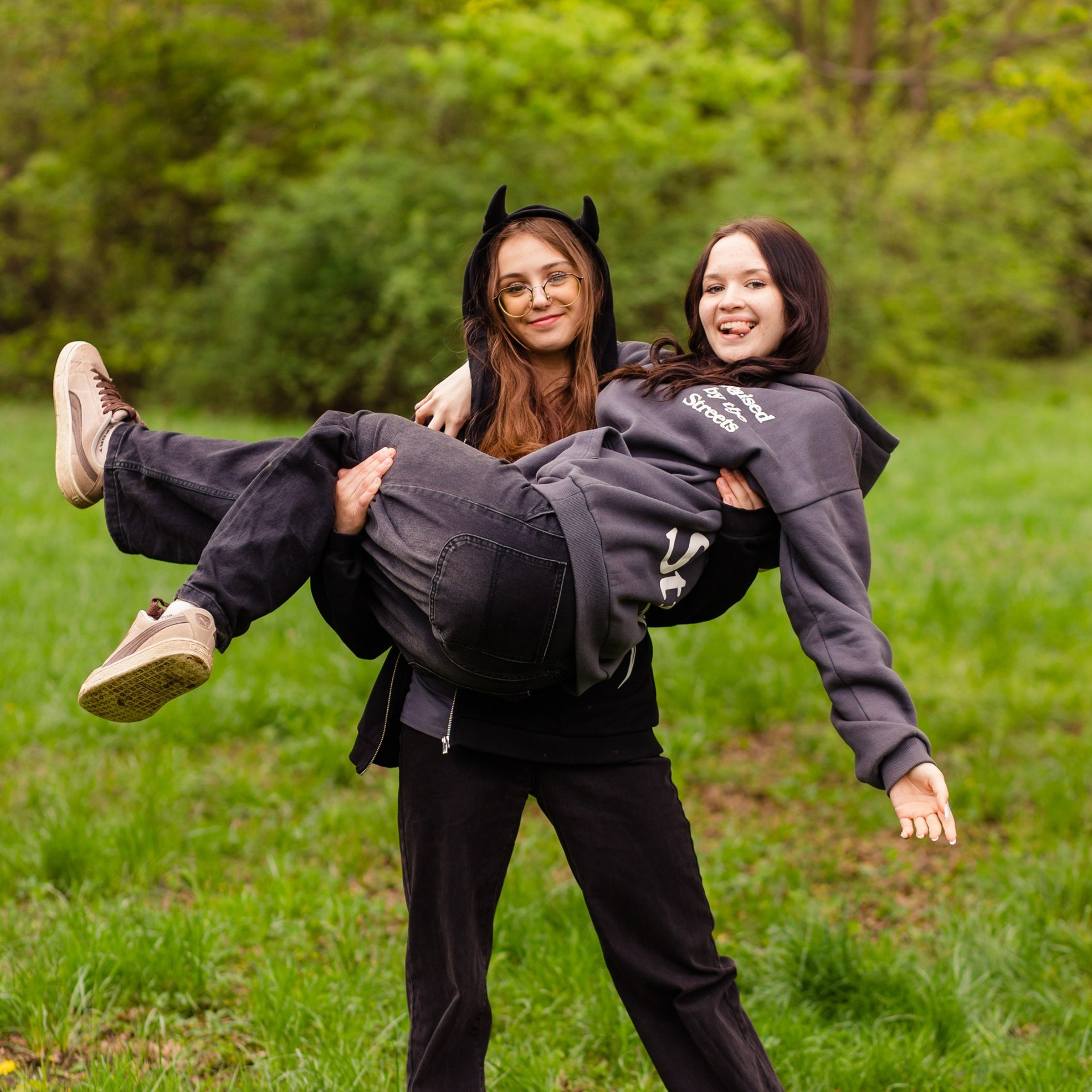 Эмоциональная фотосессия школьников на природе Краснодар выпускной альбом